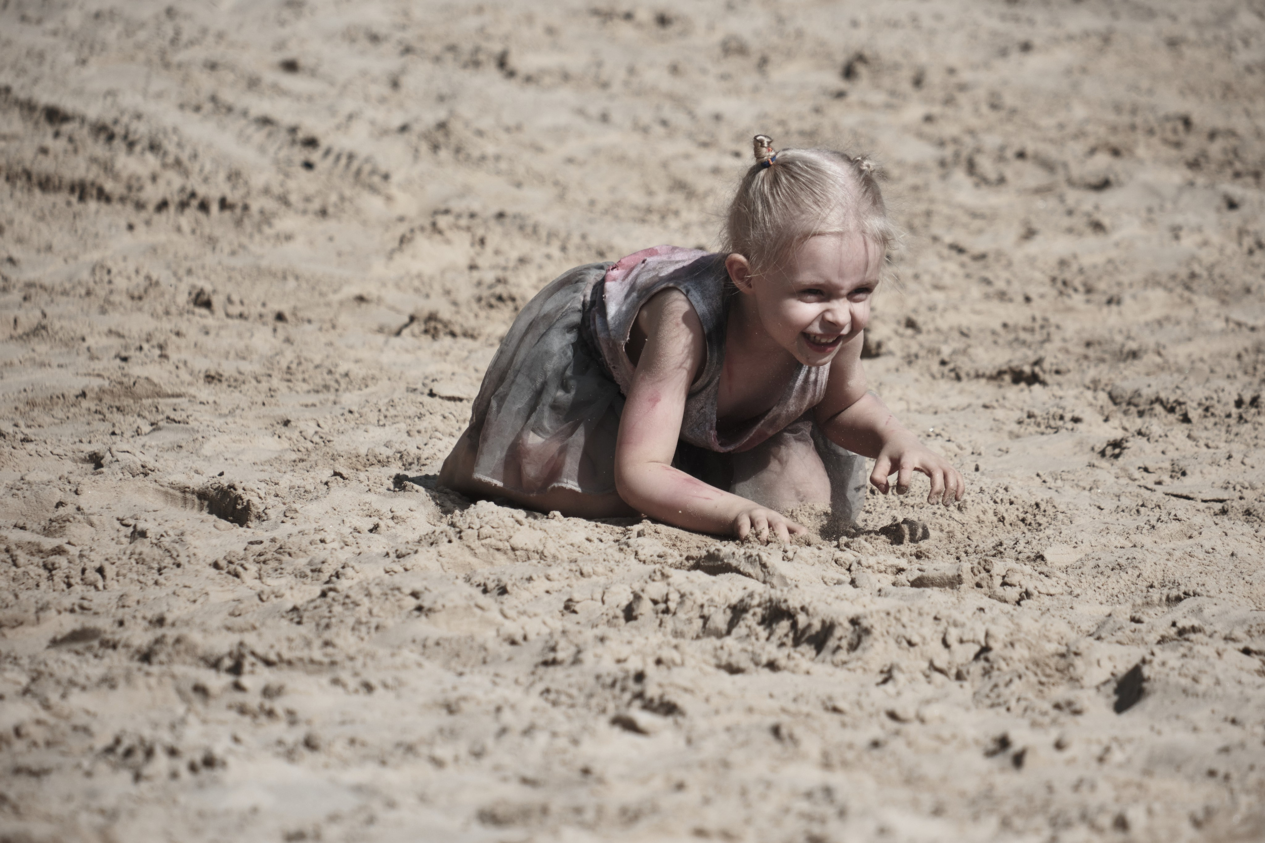 Маленькая девочка на песке