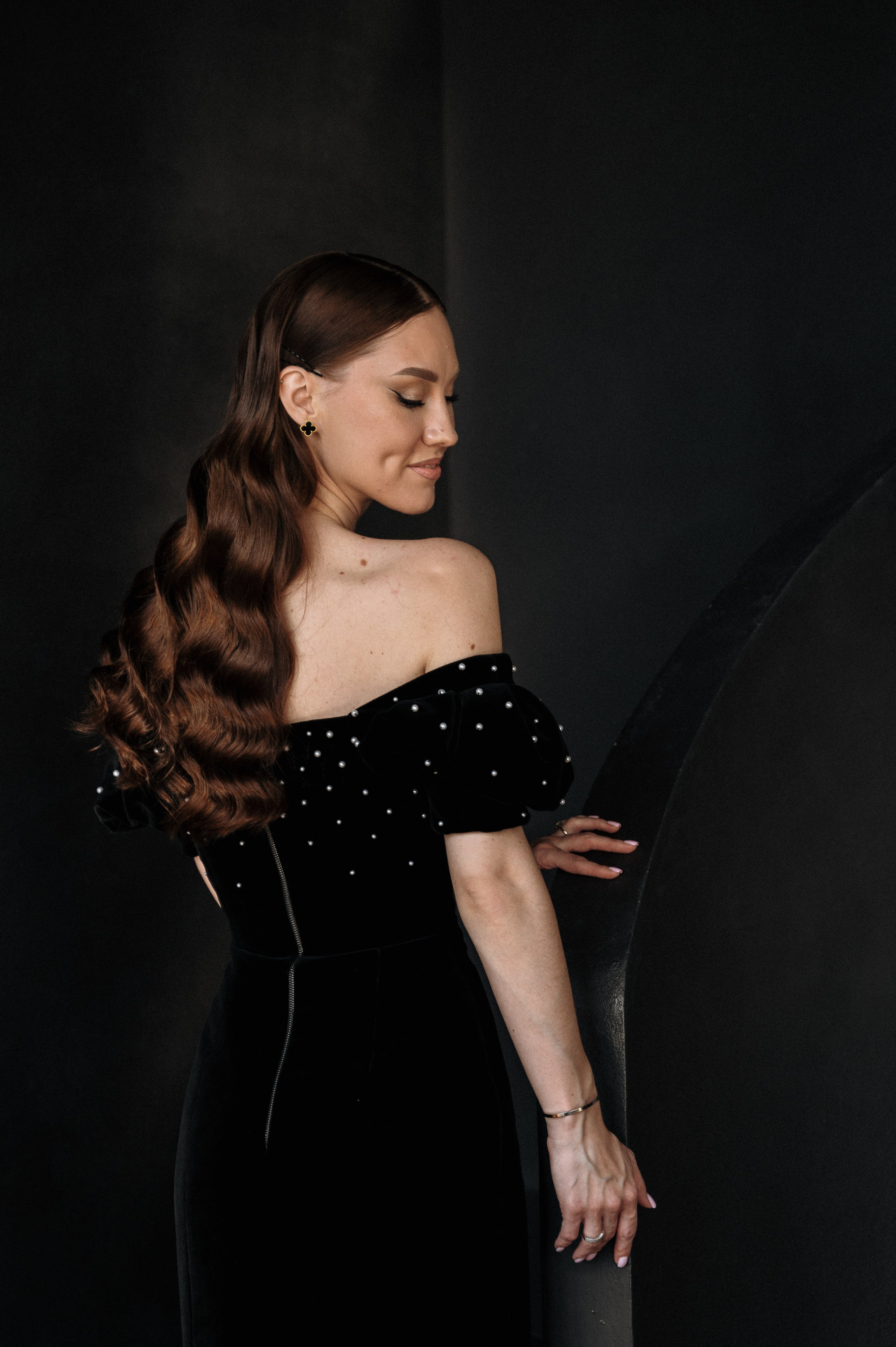 девушка с красивой прической в темной фотостудии