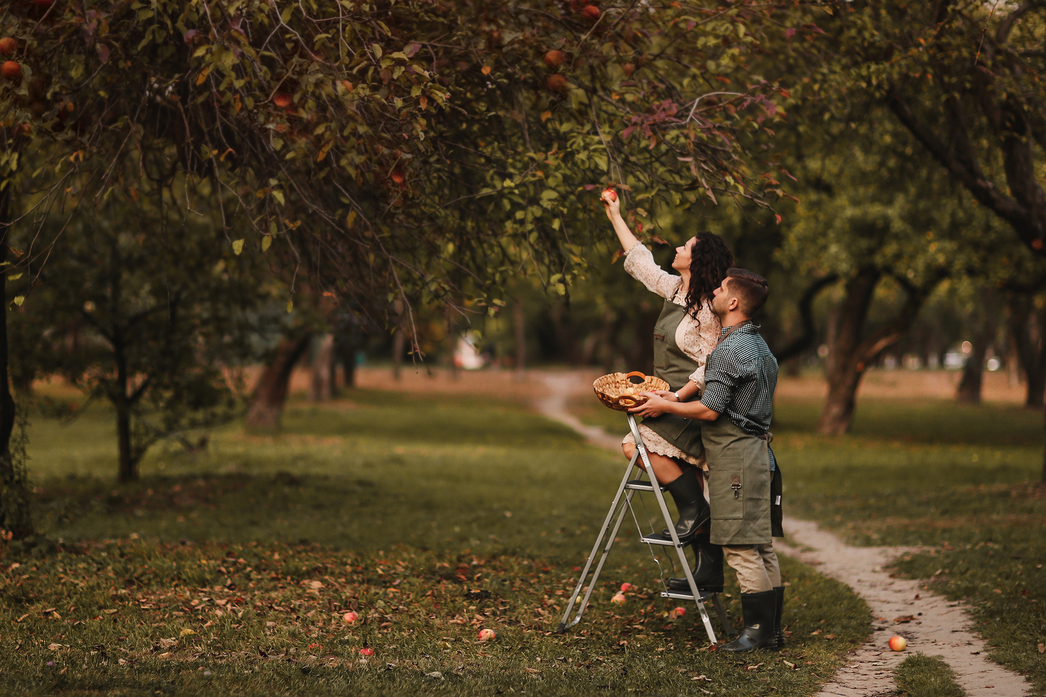 Аня и Дима, сбор урожая яблок. Семейный фотограф в Москве Марина Петра