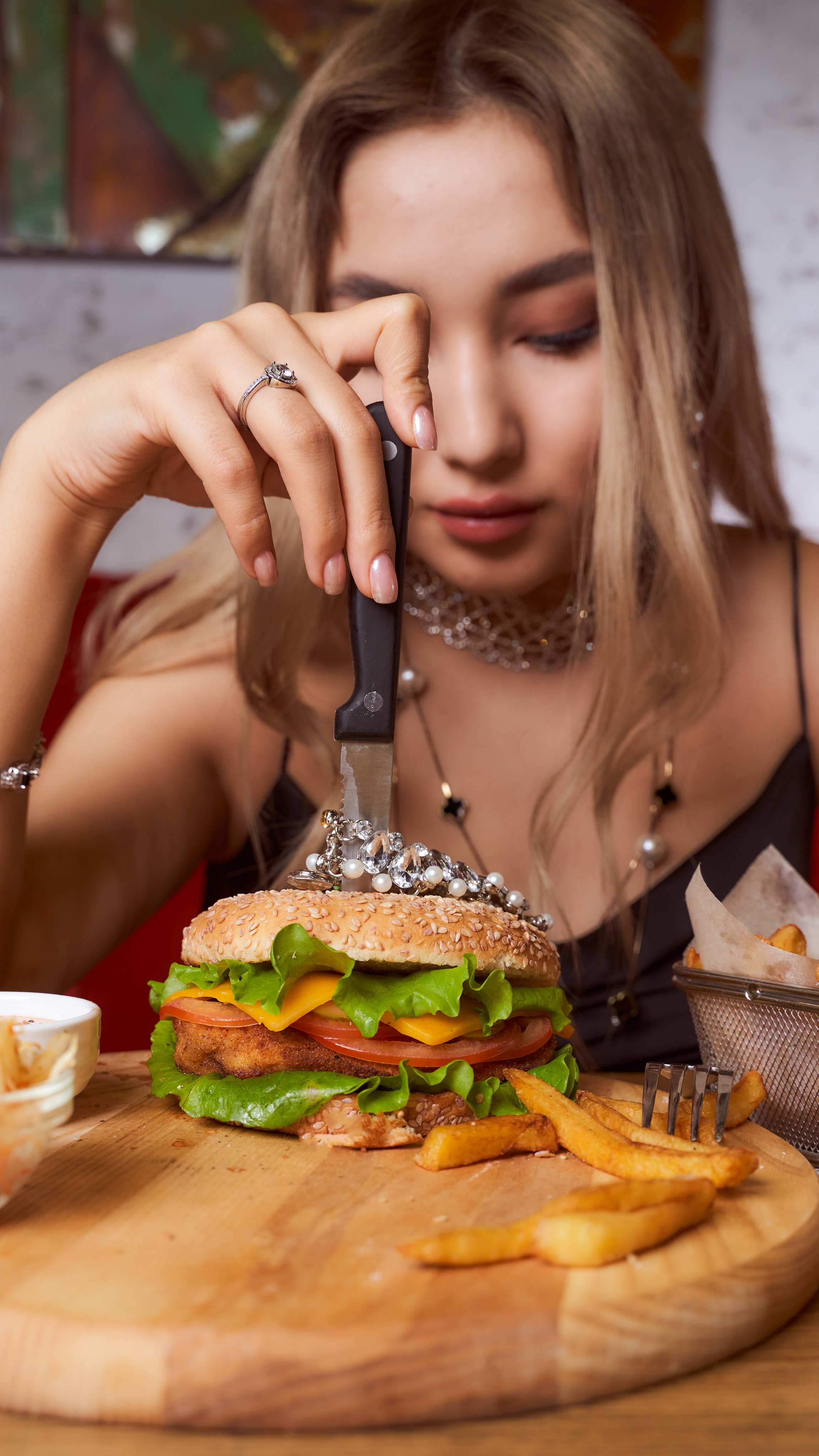 Фуд фотосессия на поедание бургеров. Фотограф в Уральске Александр Хохлачёв | HOHLACHEV.COM