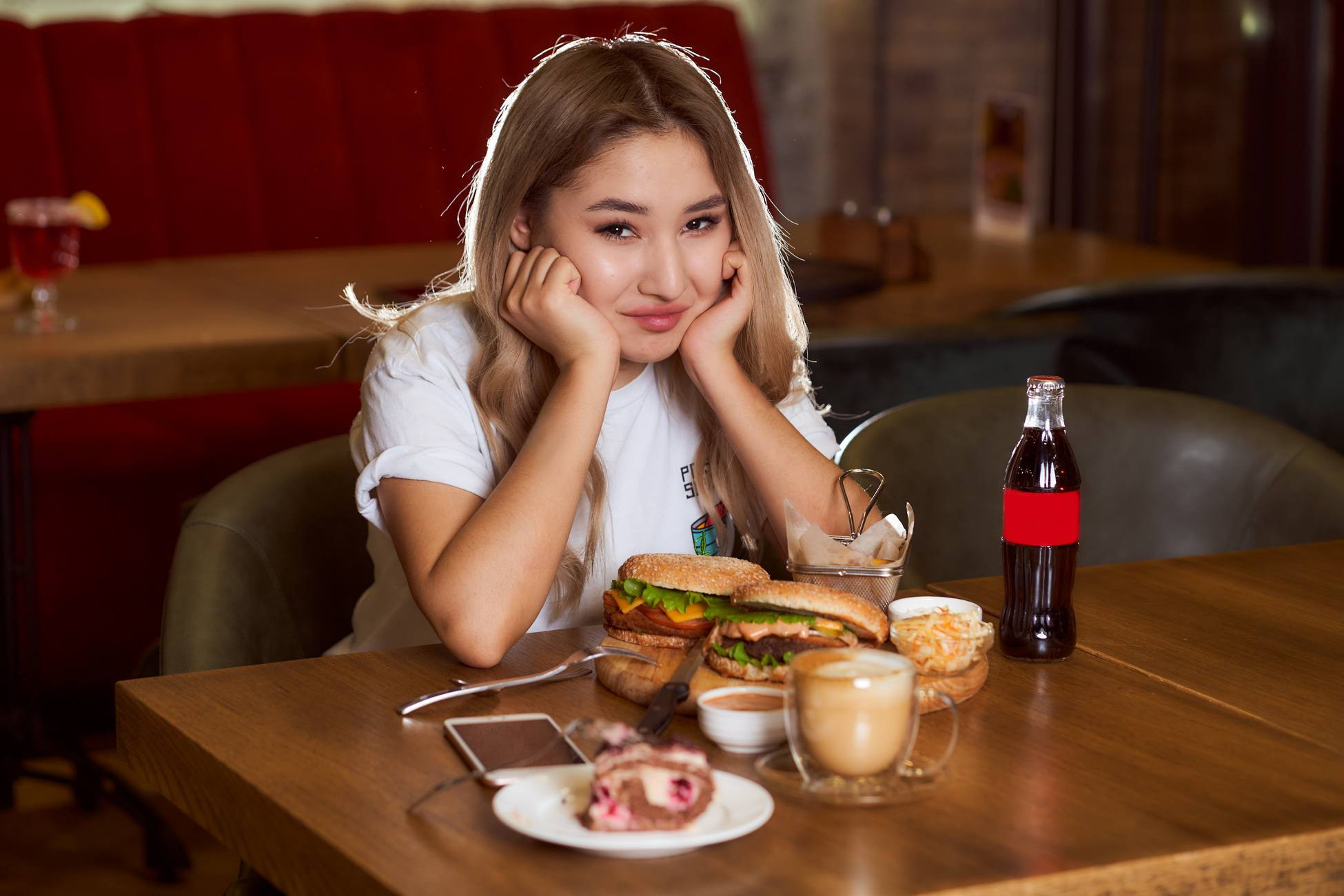 Фуд фотосессия на поедание бургеров. Фотограф в Уральске Александр Хохлачёв | HOHLACHEV.COM