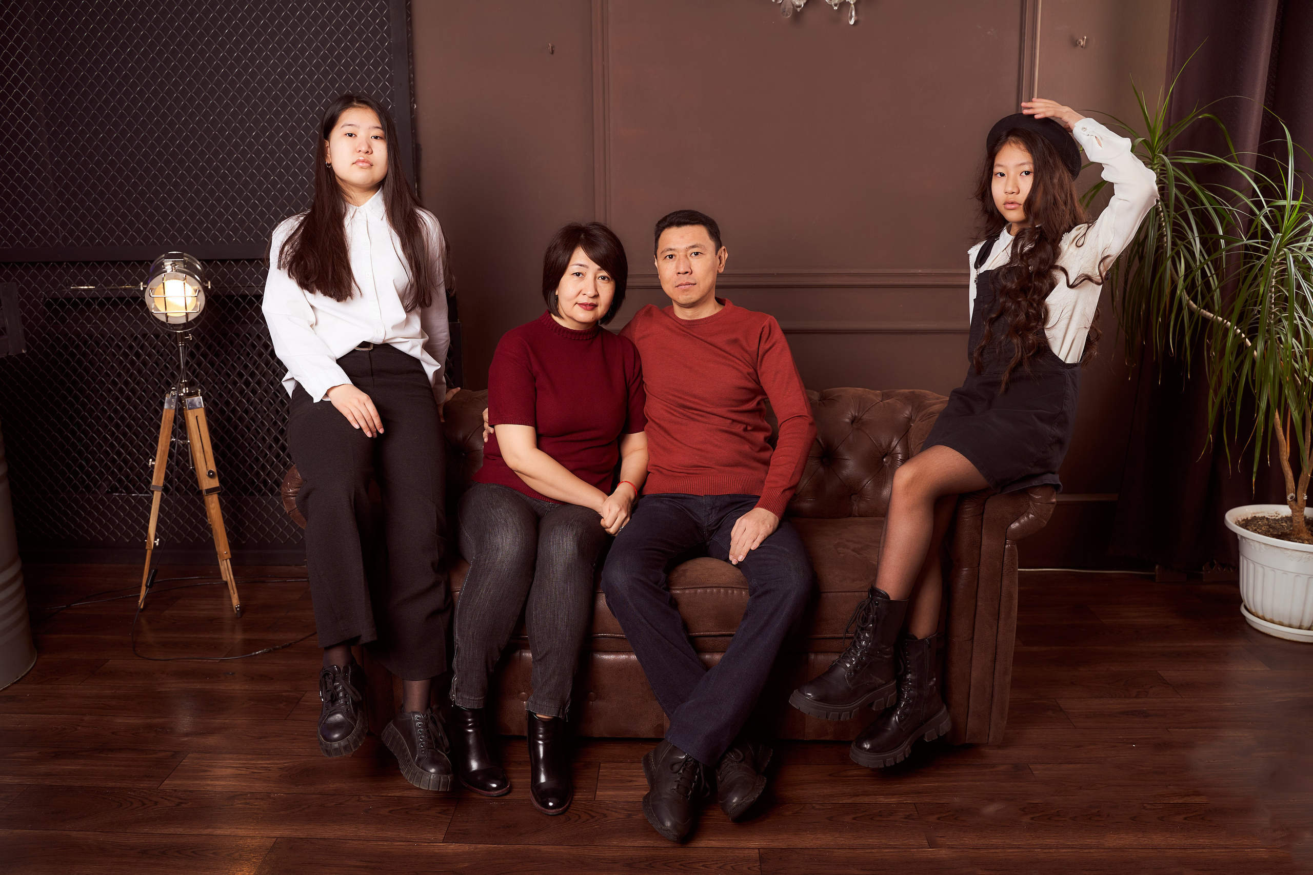 Нурслу и её семья. Фотограф в Уральске Александр Хохлачёв | HOHLACHEV.COM