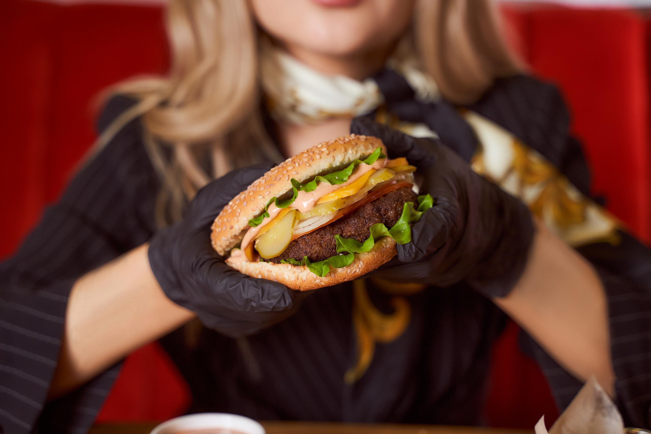 Фуд фотосессия на поедание бургеров. Фотограф в Уральске Александр Хохлачёв | HOHLACHEV.COM