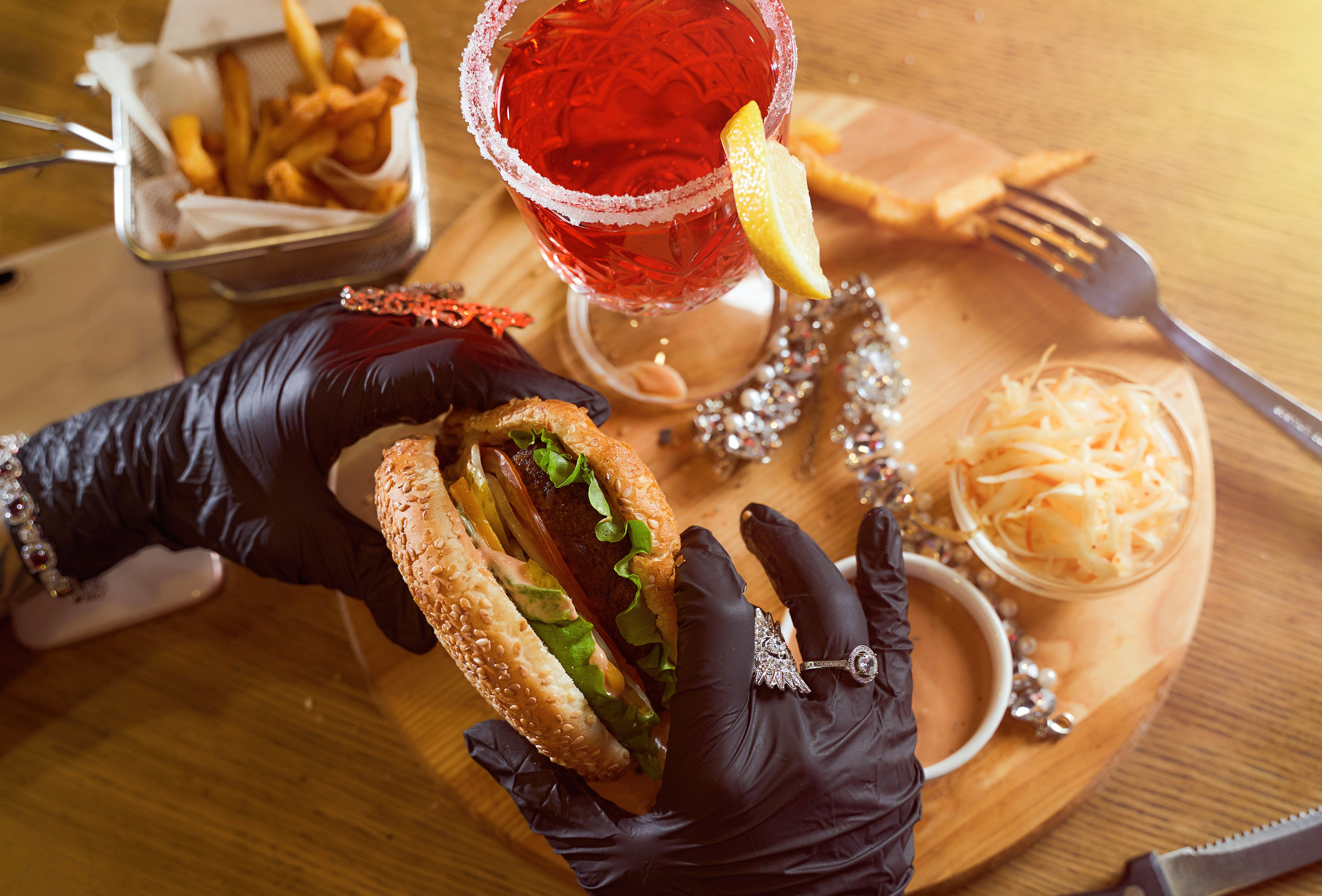 Фуд фотосессия на поедание бургеров. Фотограф в Уральске Александр Хохлачёв | HOHLACHEV.COM