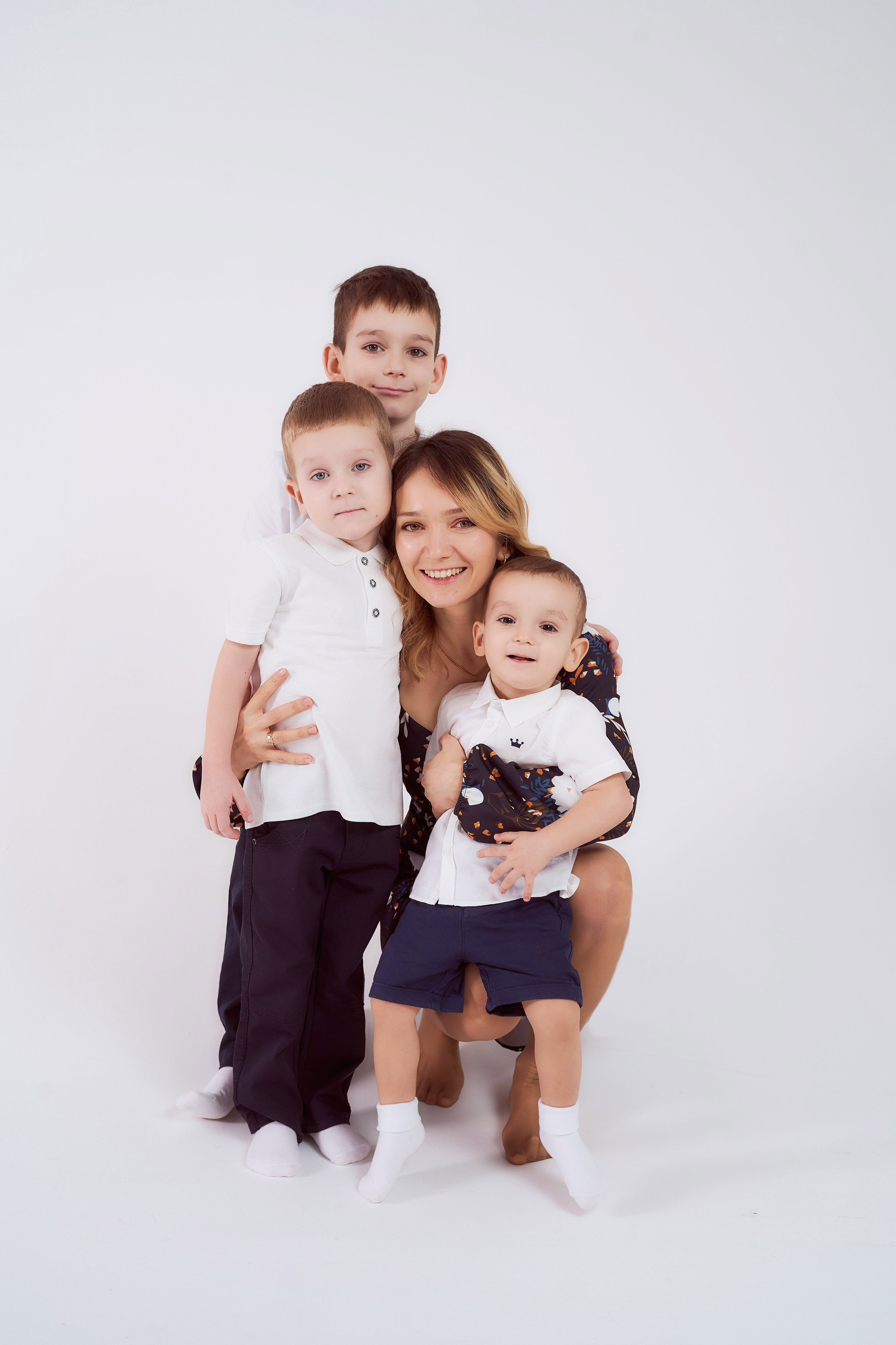 Александр, Елизавета и сыновья в студии. Фотограф в Уральске Александр Хохлачёв | HOHLACHEV.COM