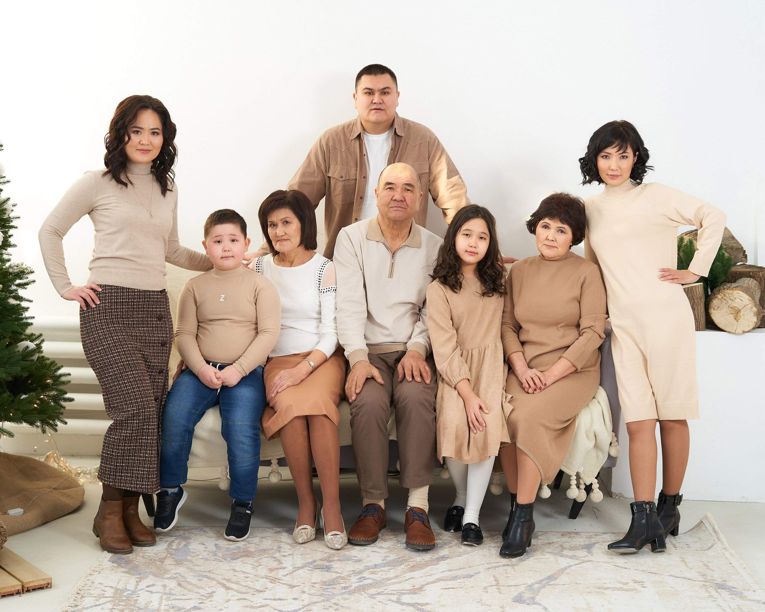 Шолпан и её семья в студии. Фотограф в Уральске Александр Хохлачёв | HOHLACHEV.COM