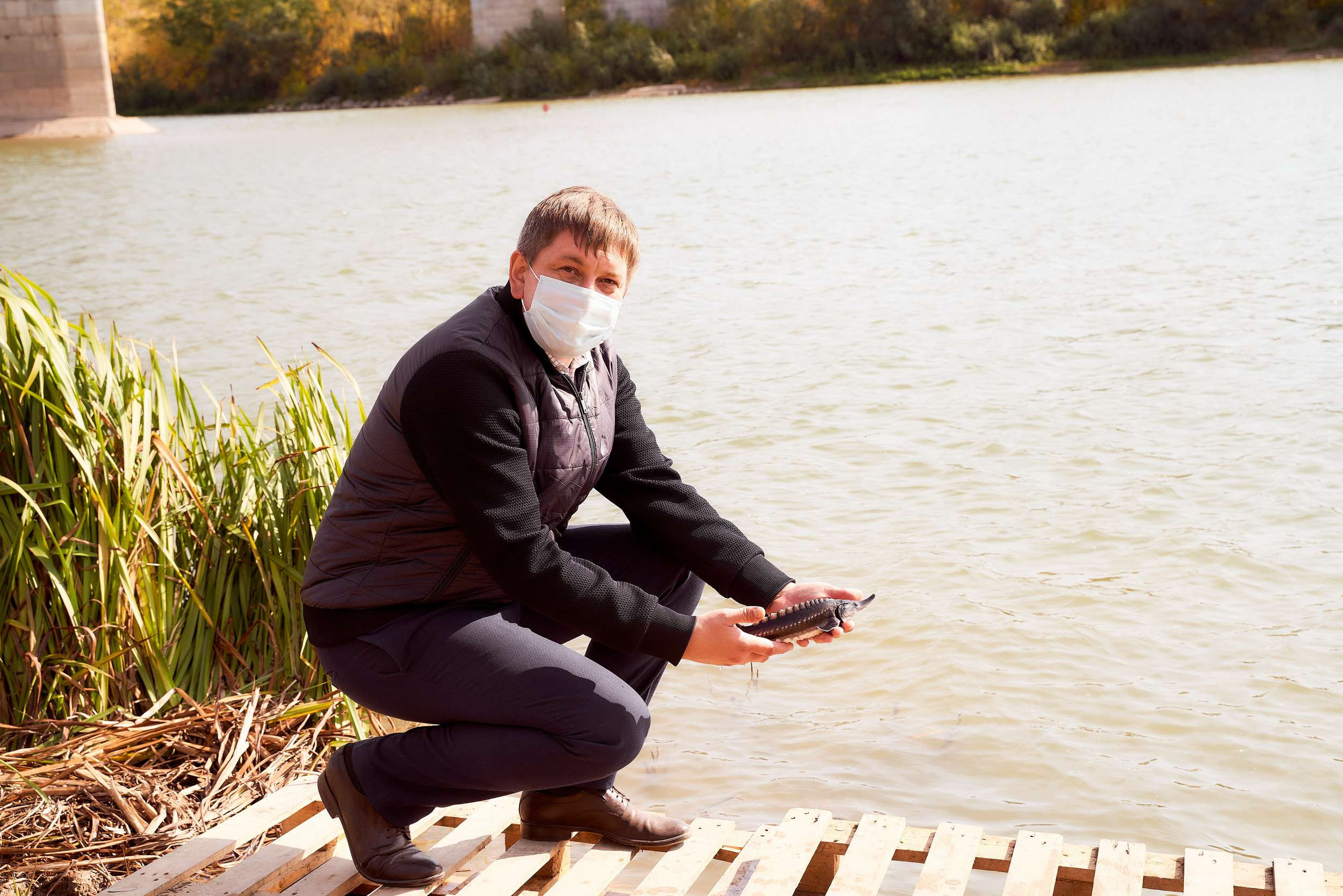 Спуск в Урал мальков осетра. Фотограф в Уральске Александр Хохлачёв | HOHLACHEV.COM