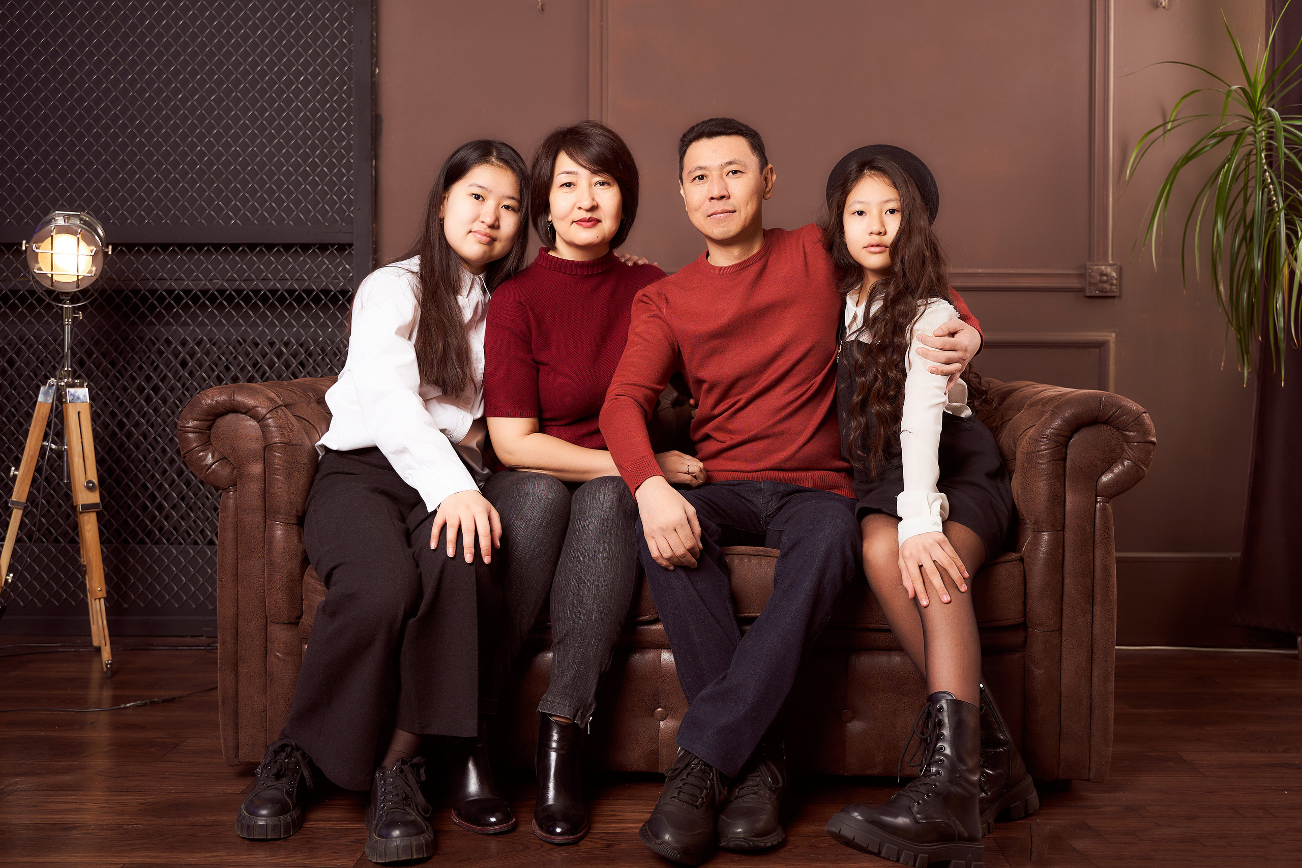 Нурслу и её семья. Фотограф в Уральске Александр Хохлачёв | HOHLACHEV.COM