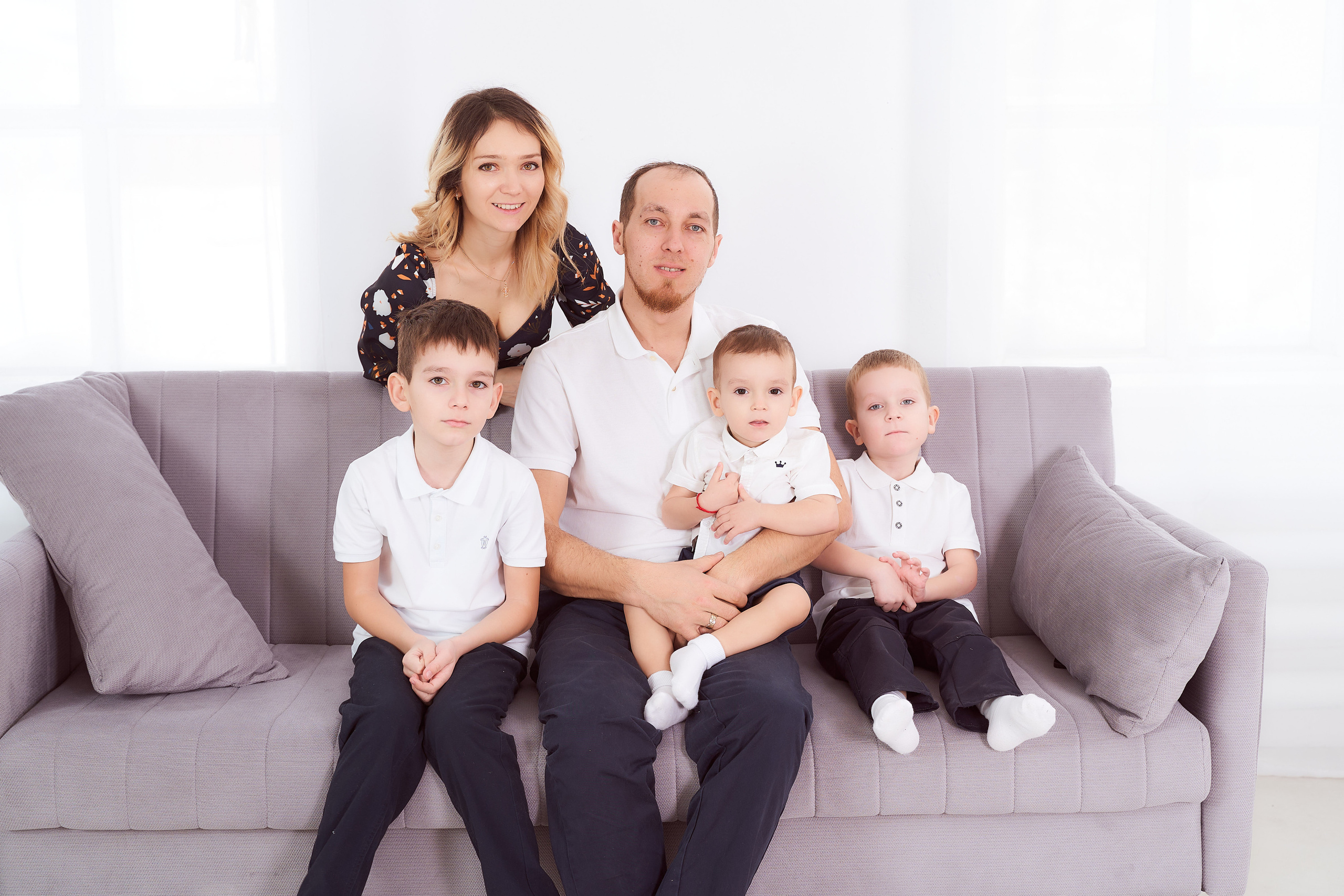 Александр, Елизавета и сыновья в студии. Фотограф в Уральске Александр Хохлачёв | HOHLACHEV.COM