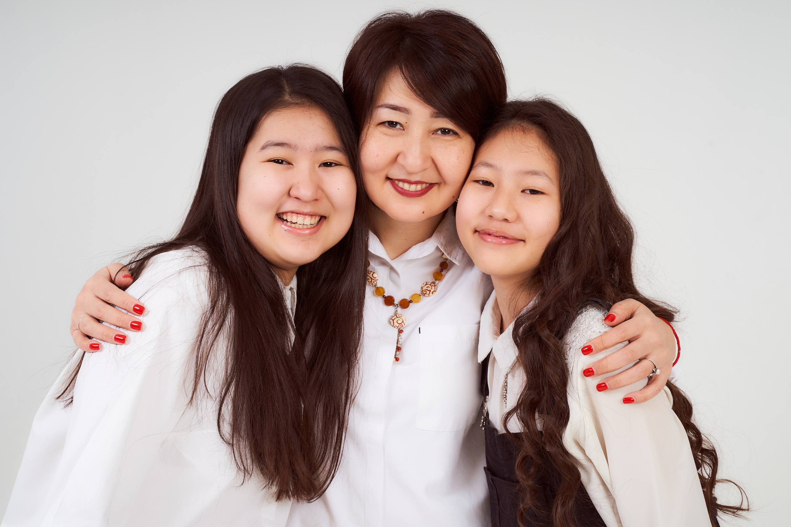 Нурслу и её семья. Фотограф в Уральске Александр Хохлачёв | HOHLACHEV.COM