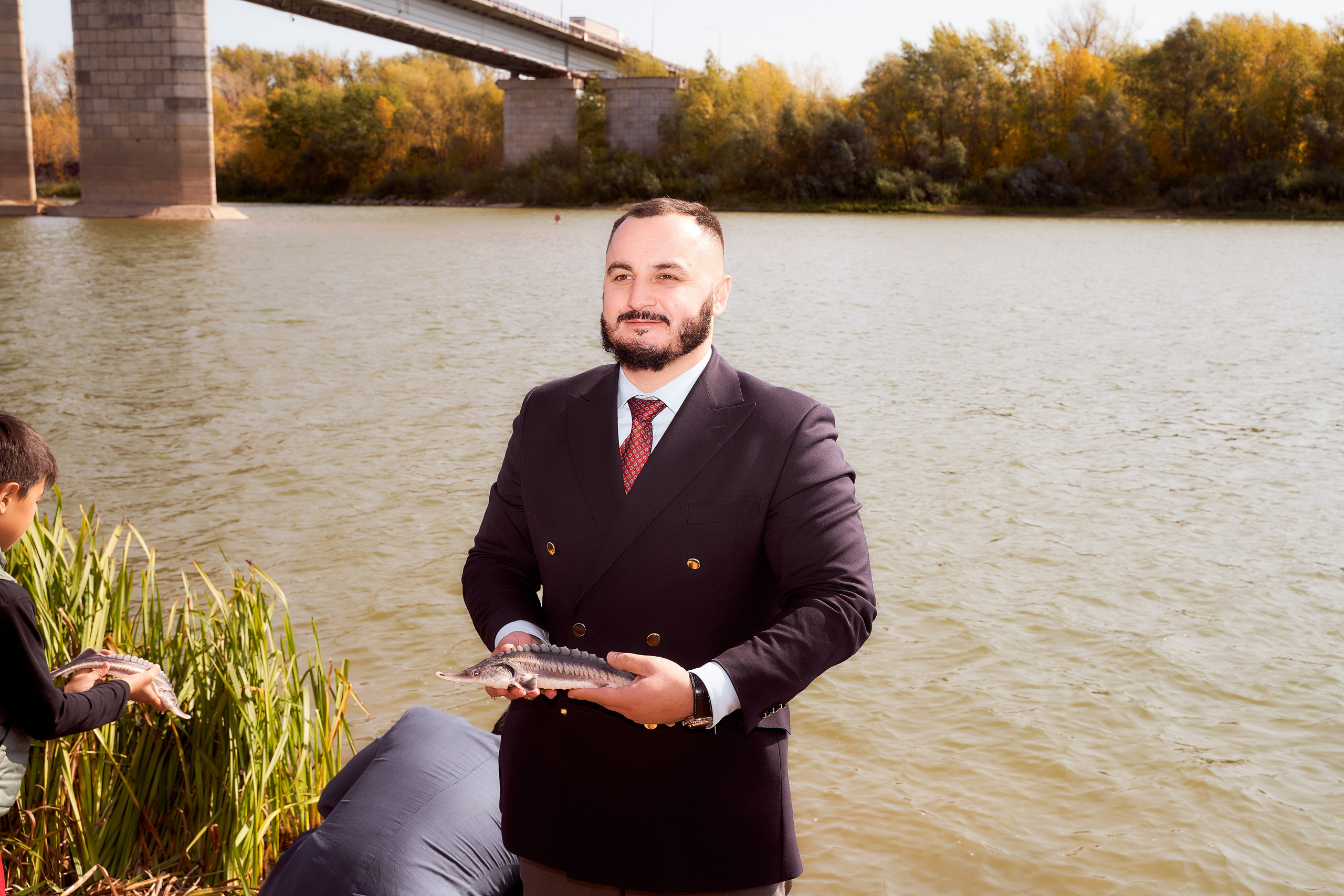 Спуск в Урал мальков осетра. Фотограф в Уральске Александр Хохлачёв | HOHLACHEV.COM