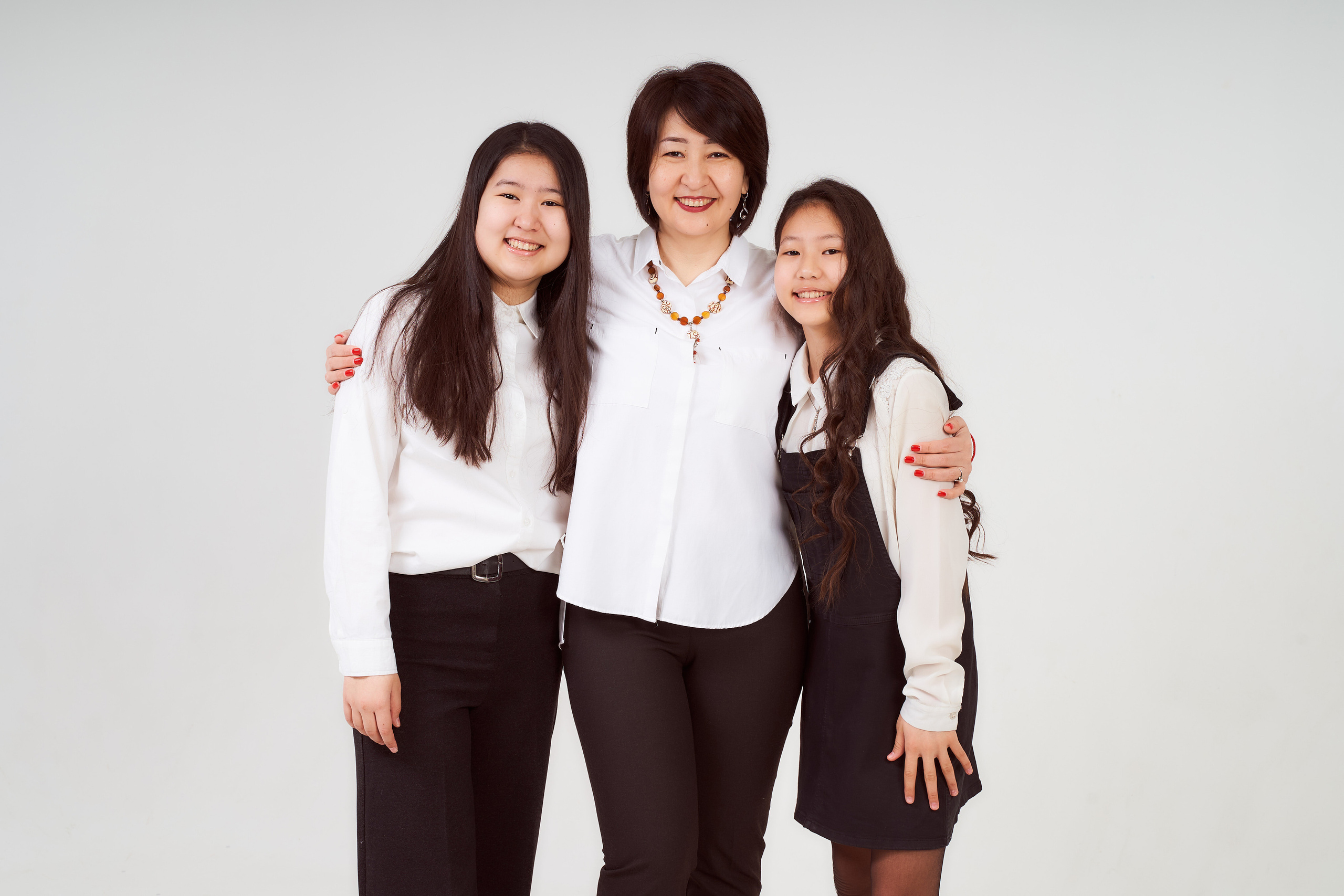 Нурслу и её семья. Фотограф в Уральске Александр Хохлачёв | HOHLACHEV.COM