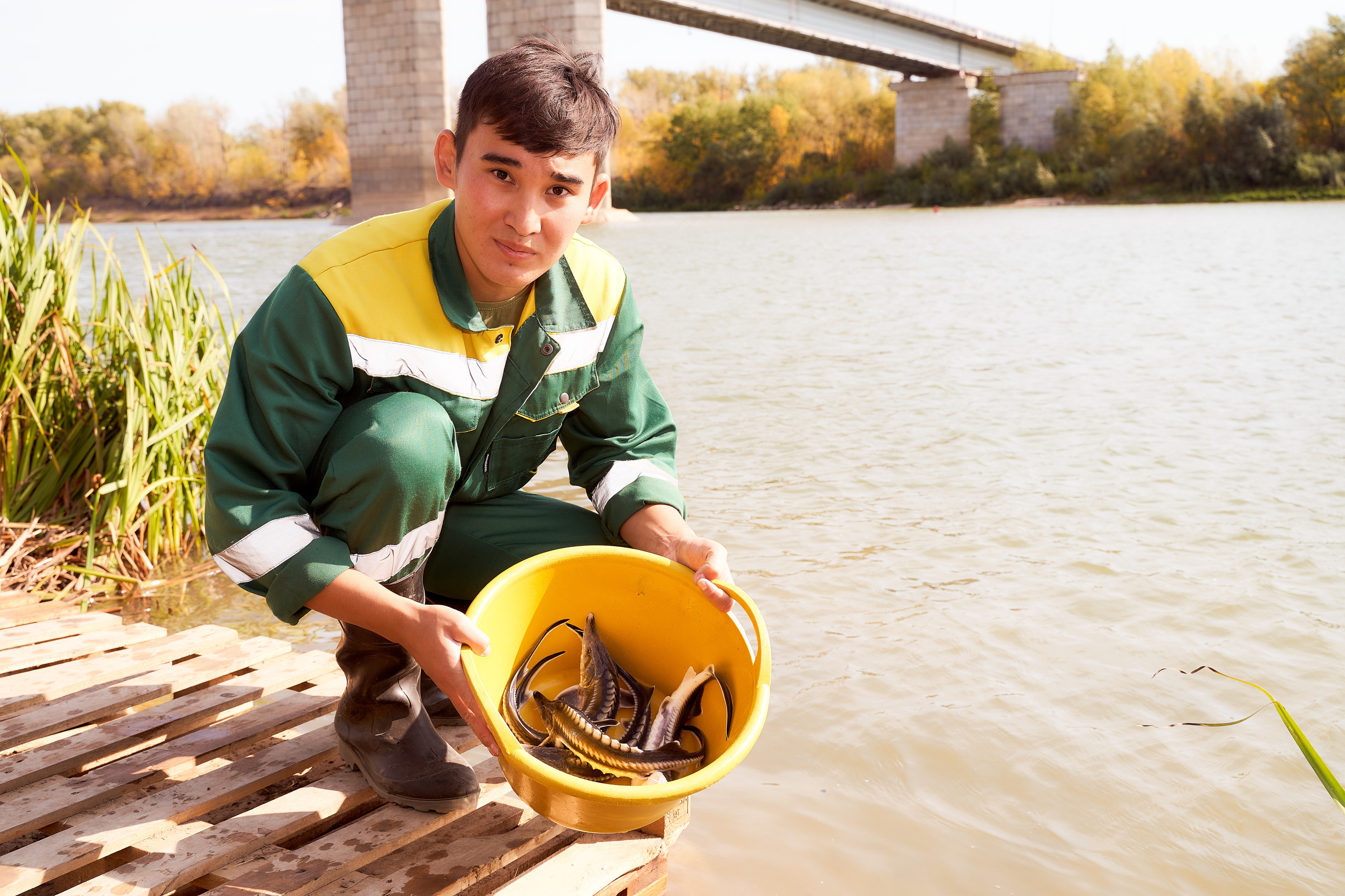 Спуск в Урал мальков осетра. Фотограф в Уральске Александр Хохлачёв | HOHLACHEV.COM