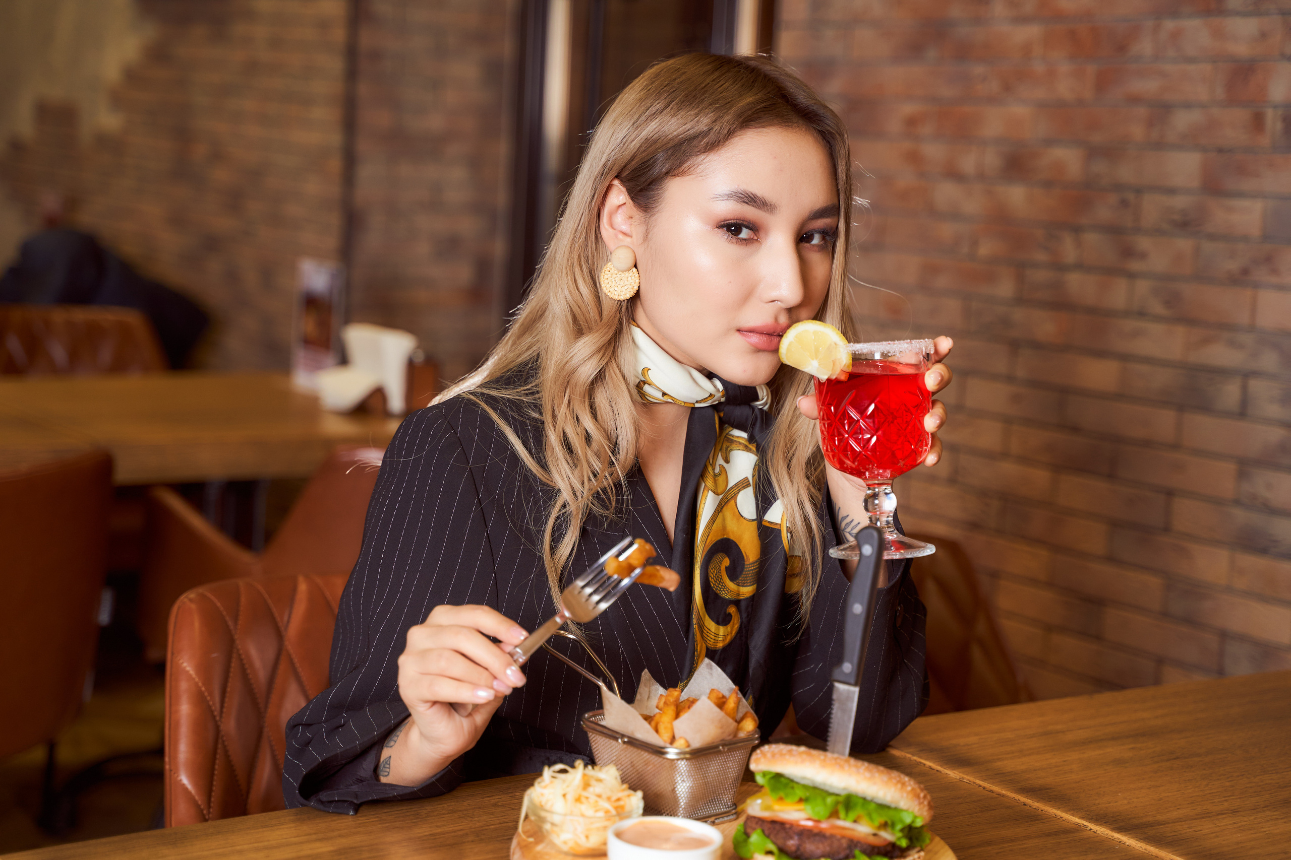 Фуд фотосессия на поедание бургеров. Фотограф в Уральске Александр Хохлачёв | HOHLACHEV.COM