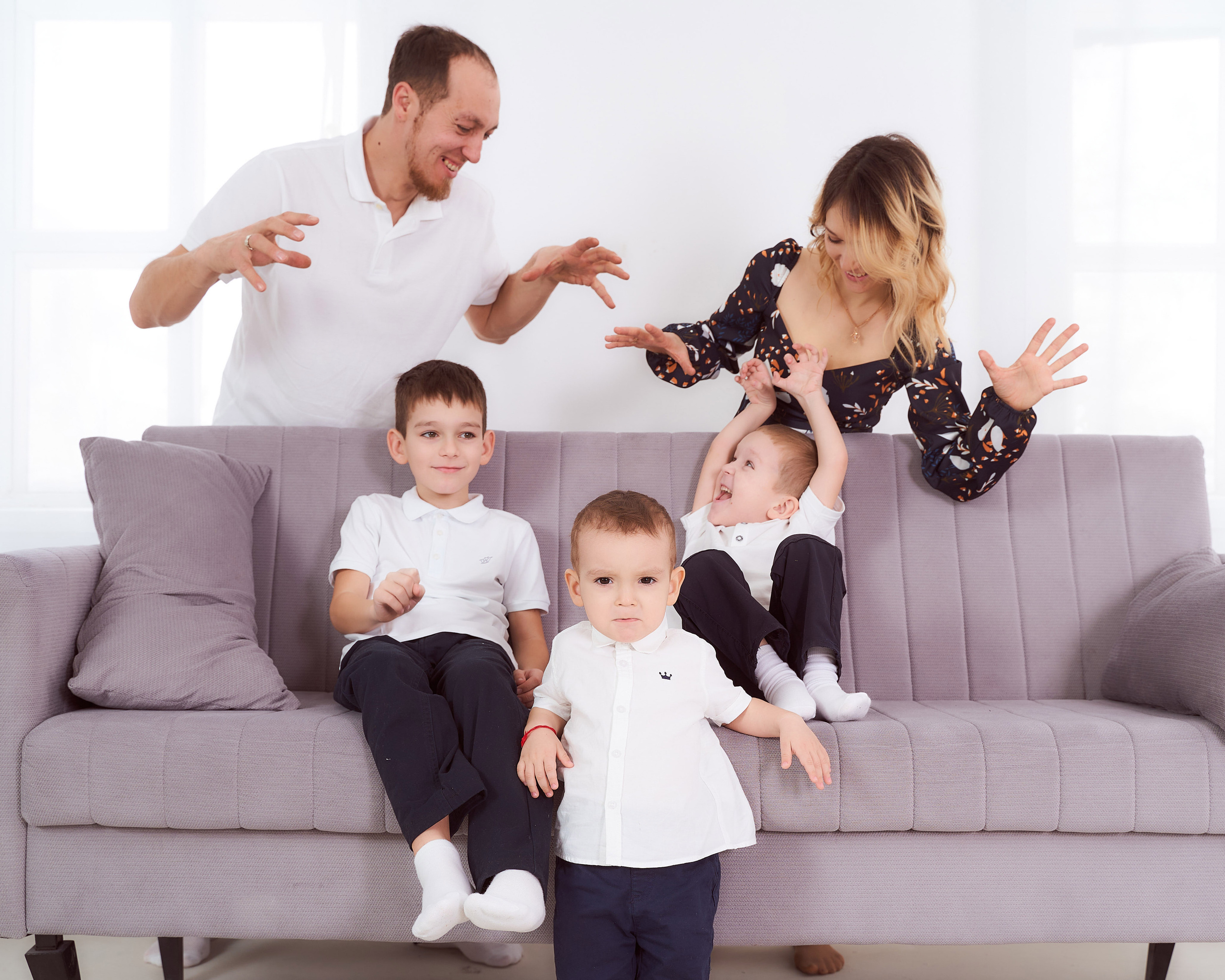 Александр, Елизавета и сыновья в студии. Фотограф в Уральске Александр Хохлачёв | HOHLACHEV.COM