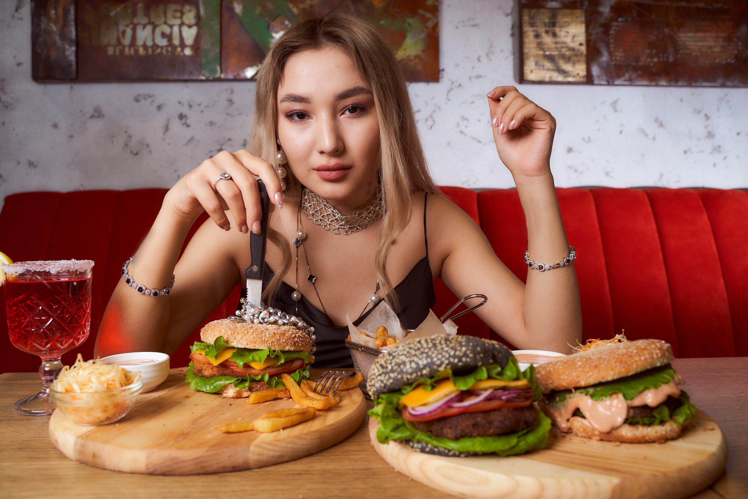 Фуд фотосессия на поедание бургеров. Фотограф в Уральске Александр Хохлачёв | HOHLACHEV.COM