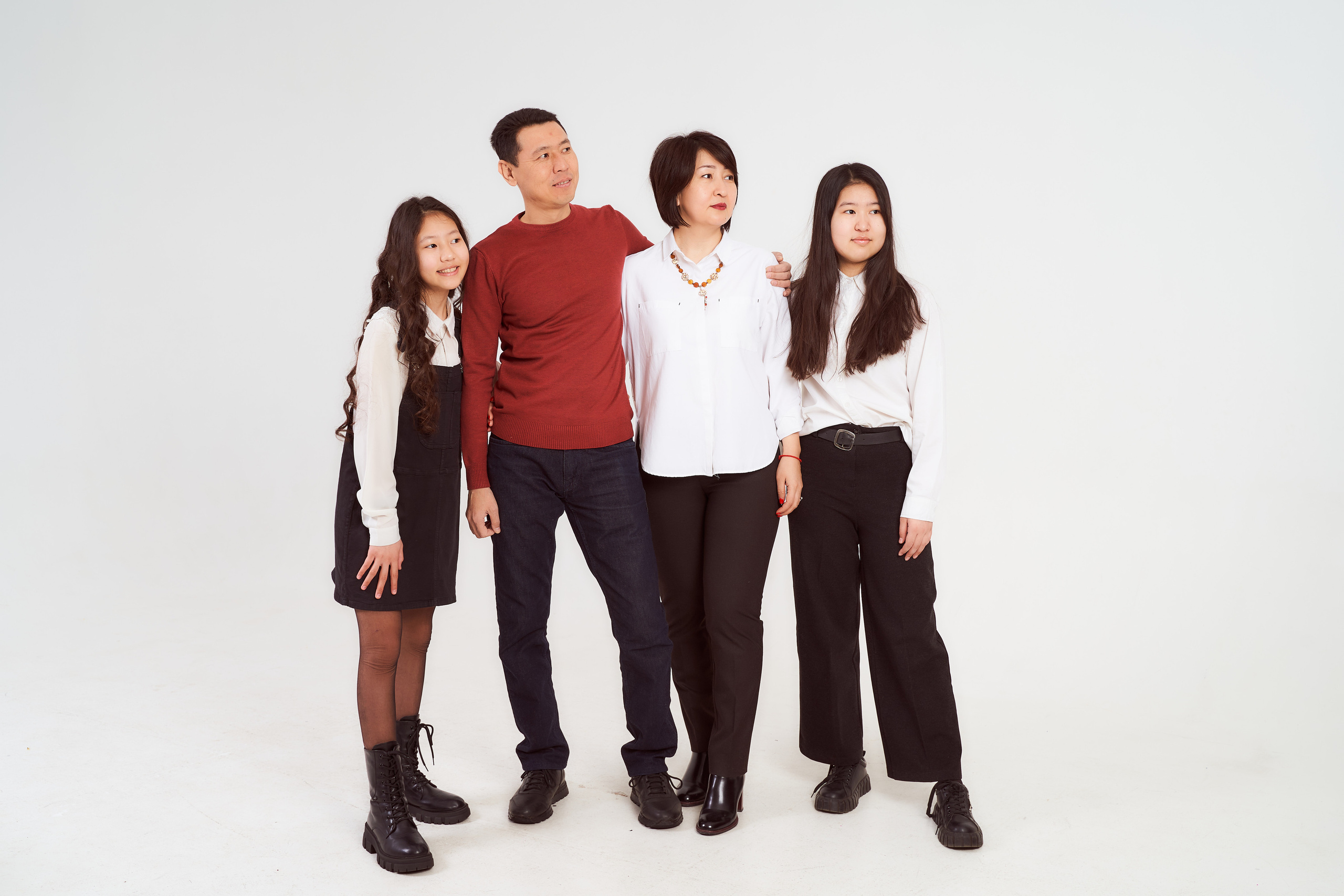 Нурслу и её семья. Фотограф в Уральске Александр Хохлачёв | HOHLACHEV.COM