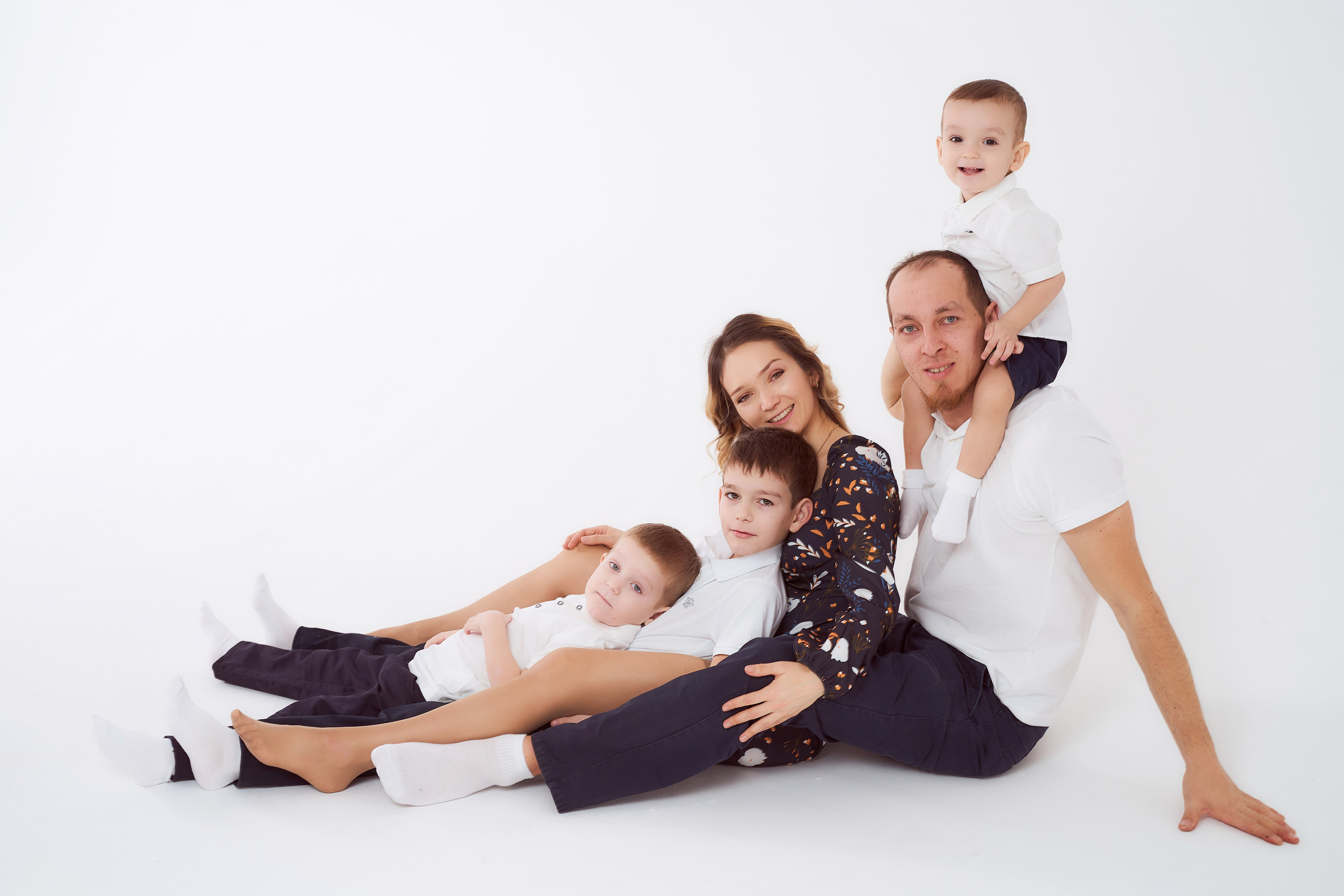 Александр, Елизавета и сыновья в студии. Фотограф в Уральске Александр Хохлачёв | HOHLACHEV.COM