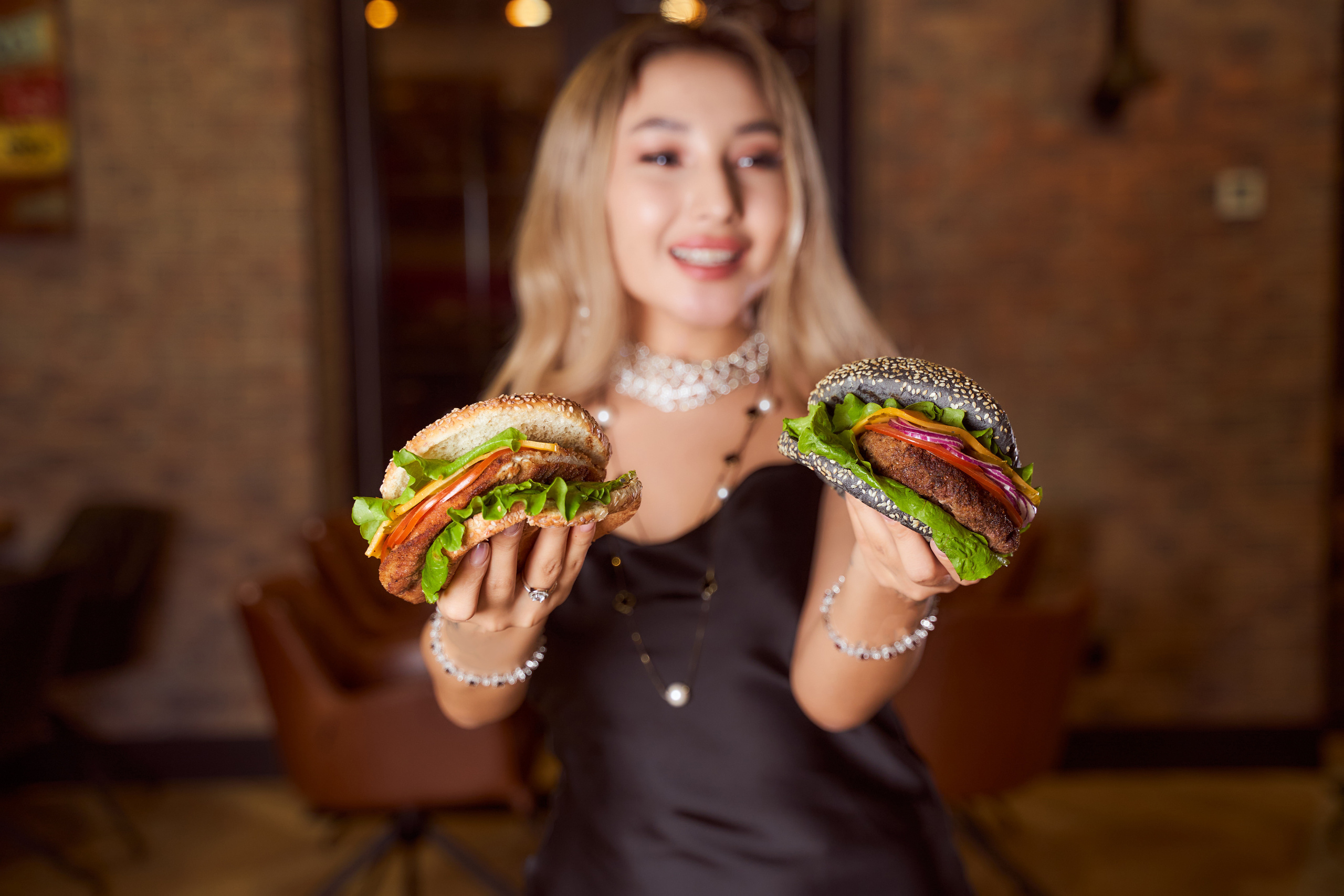 Фуд фотосессия на поедание бургеров. Фотограф в Уральске Александр Хохлачёв | HOHLACHEV.COM