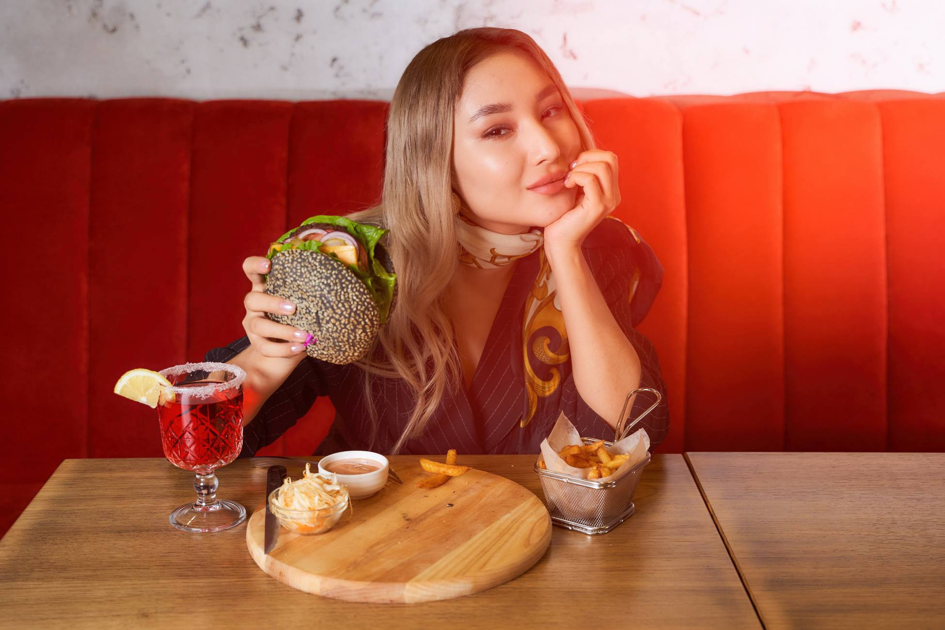 Фуд фотосессия на поедание бургеров. Фотограф в Уральске Александр Хохлачёв | HOHLACHEV.COM