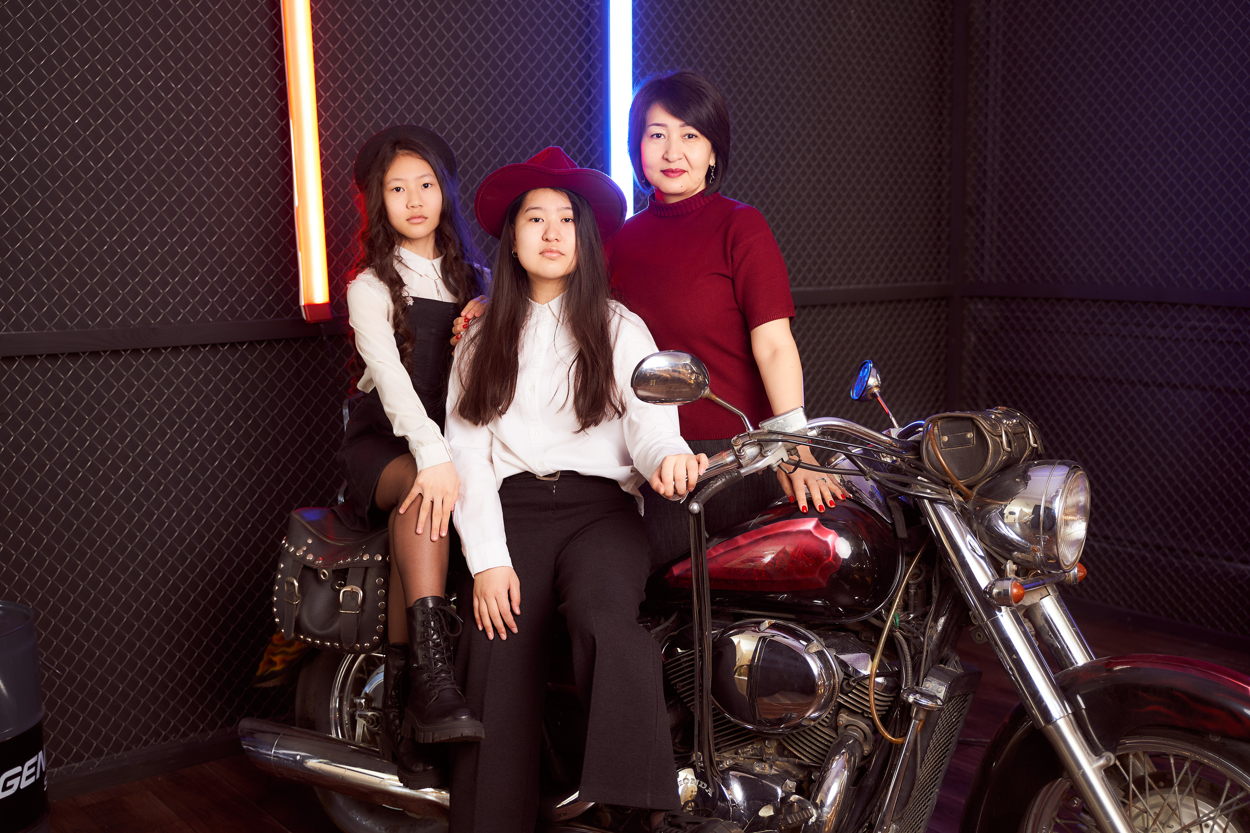 Нурслу и её семья. Фотограф в Уральске Александр Хохлачёв | HOHLACHEV.COM