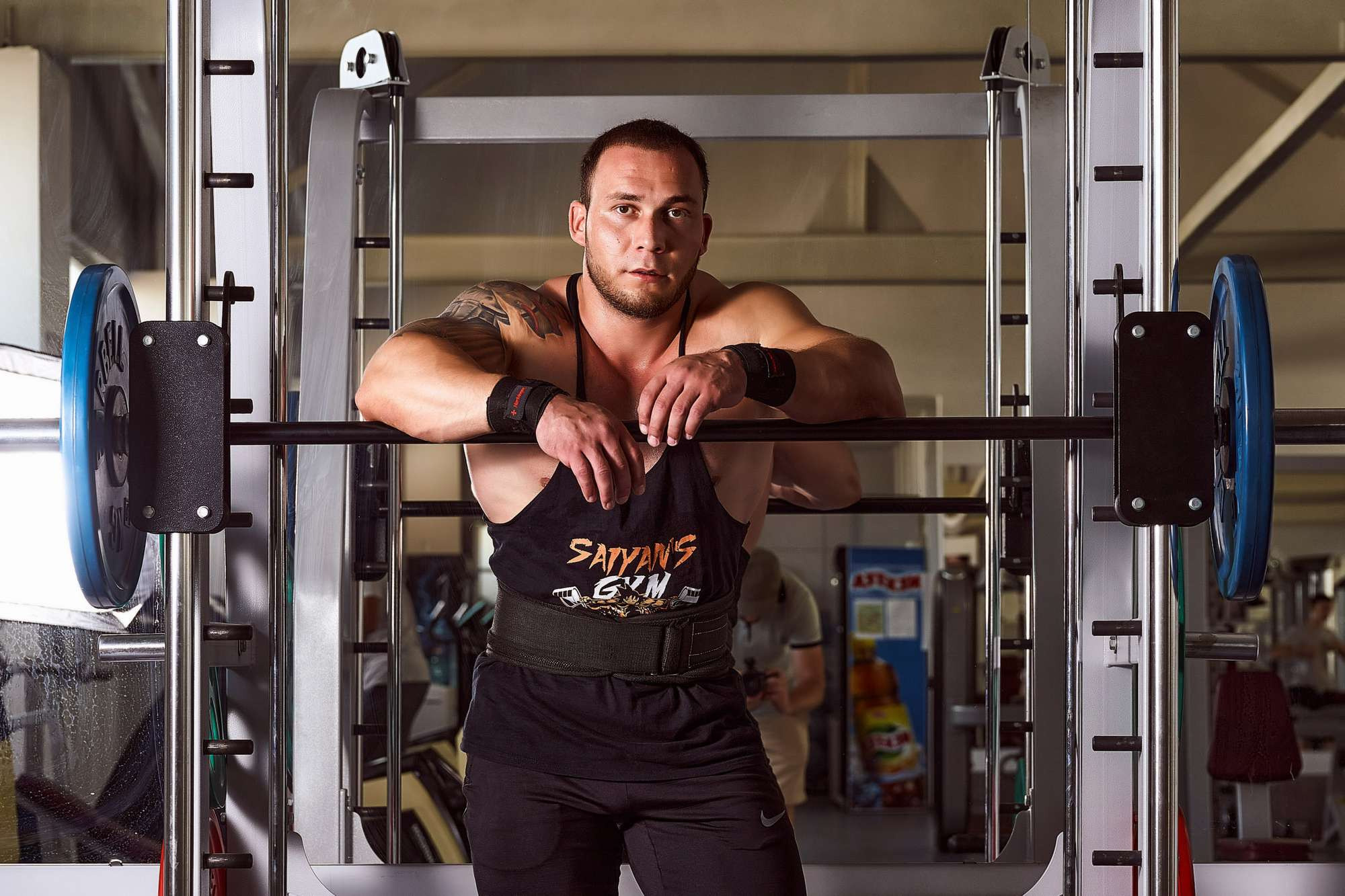 Ибрагим в тренажёрном зале. Фотограф Александр Хохлачёв | HOHLACHEV.COM