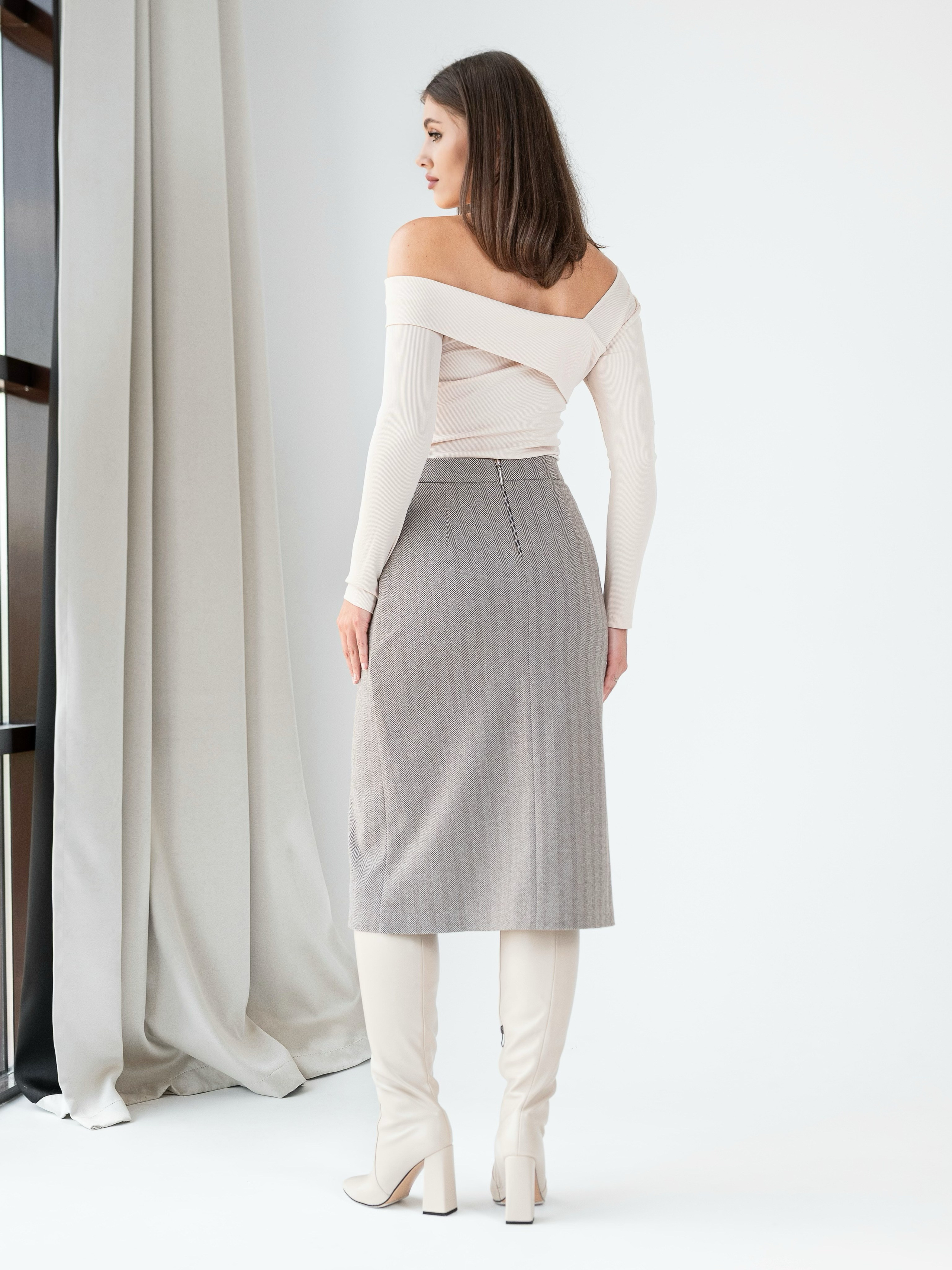 Юбки классика серый фон+интерьер. Предметный фотограф, фото для маркетплейсов Пятигорск, КМВ