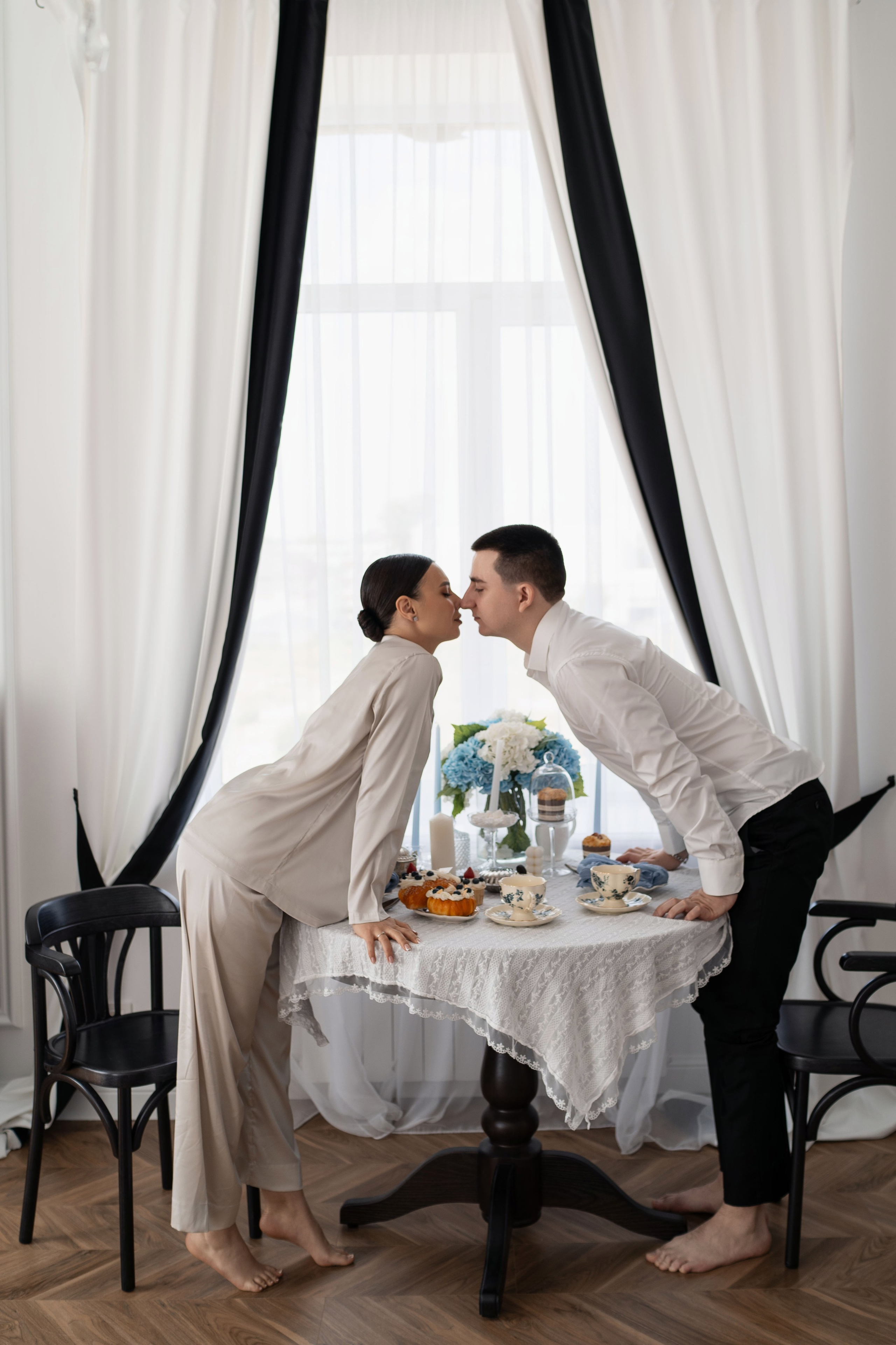 Свадебная фотосессия в интерьере, студия. Главная