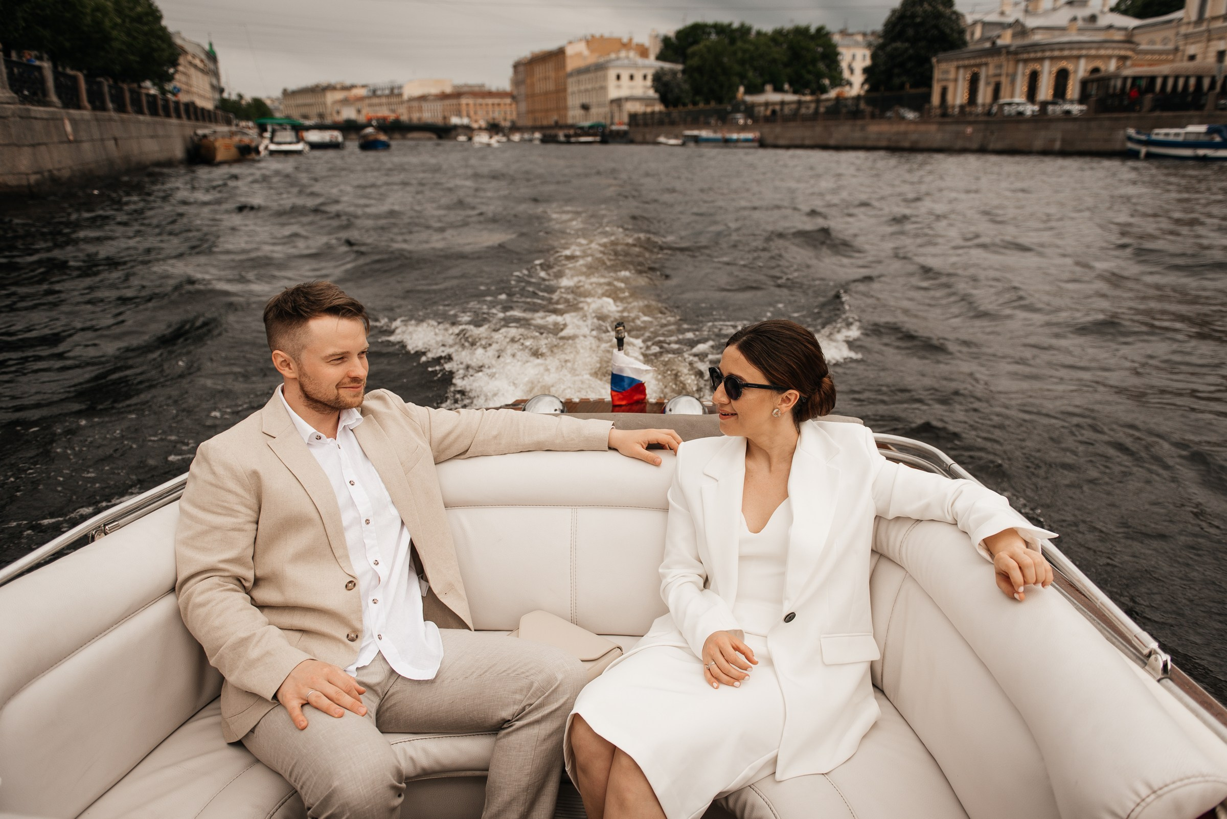 свадебная прогулка на катере по Неве