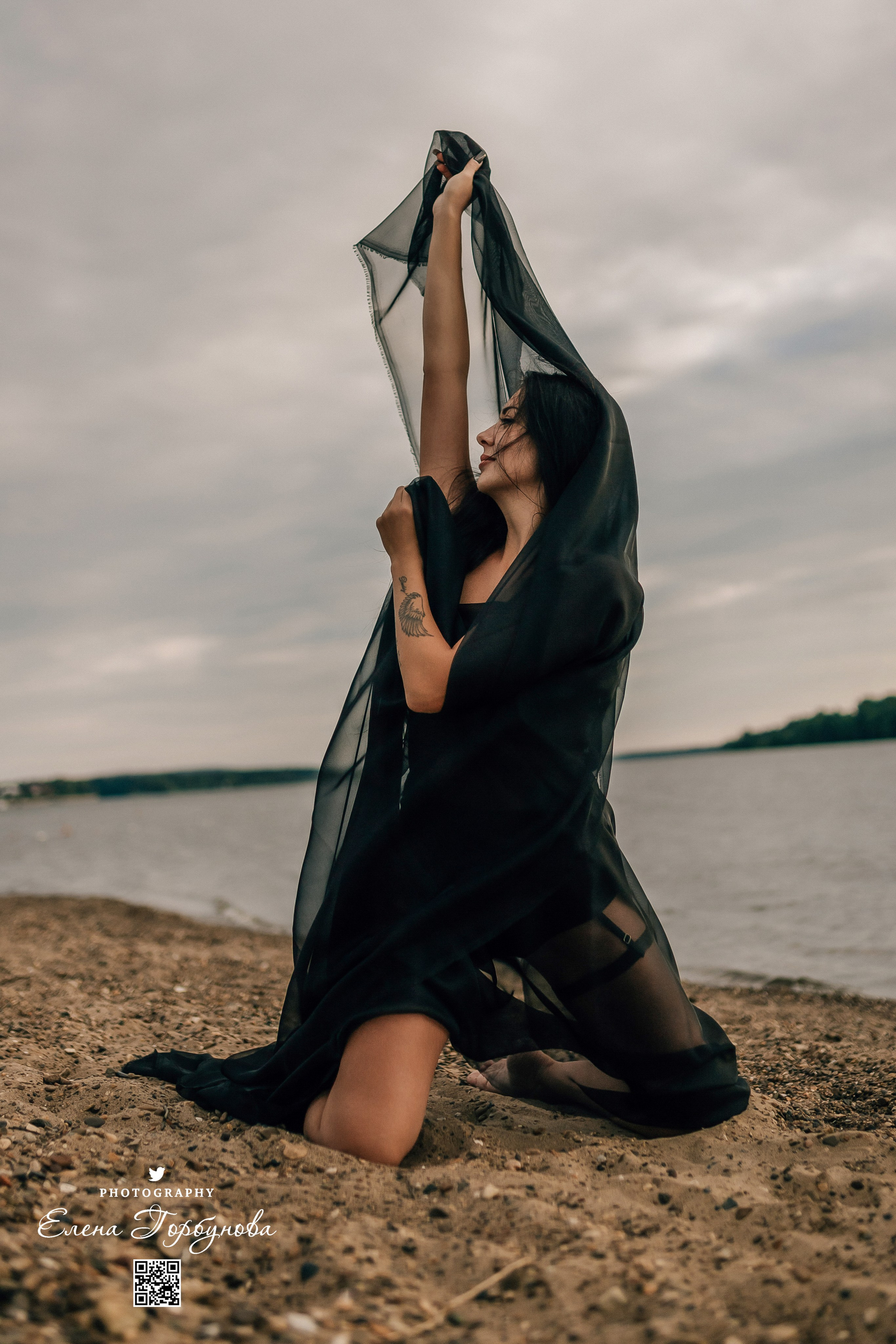 Черная серия с тканью. Набережная. Александра и Таисия. Июль 2025 г. Фотограф Пермь. Свадьбы. Семья и дети, школа, д. сад. Фотокниги