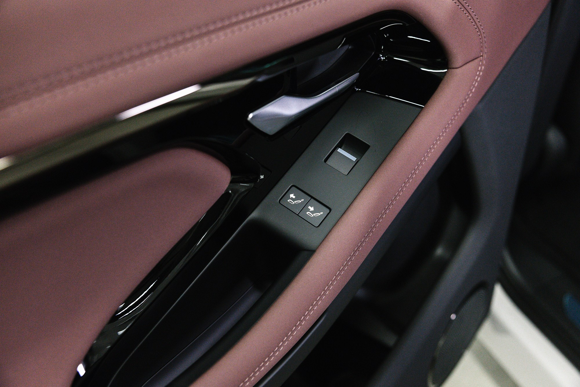 Land Rover Range Rover Evoque.2.0 Si4 4WD AT (249 л. с.). Автосалон «Х-Авто»