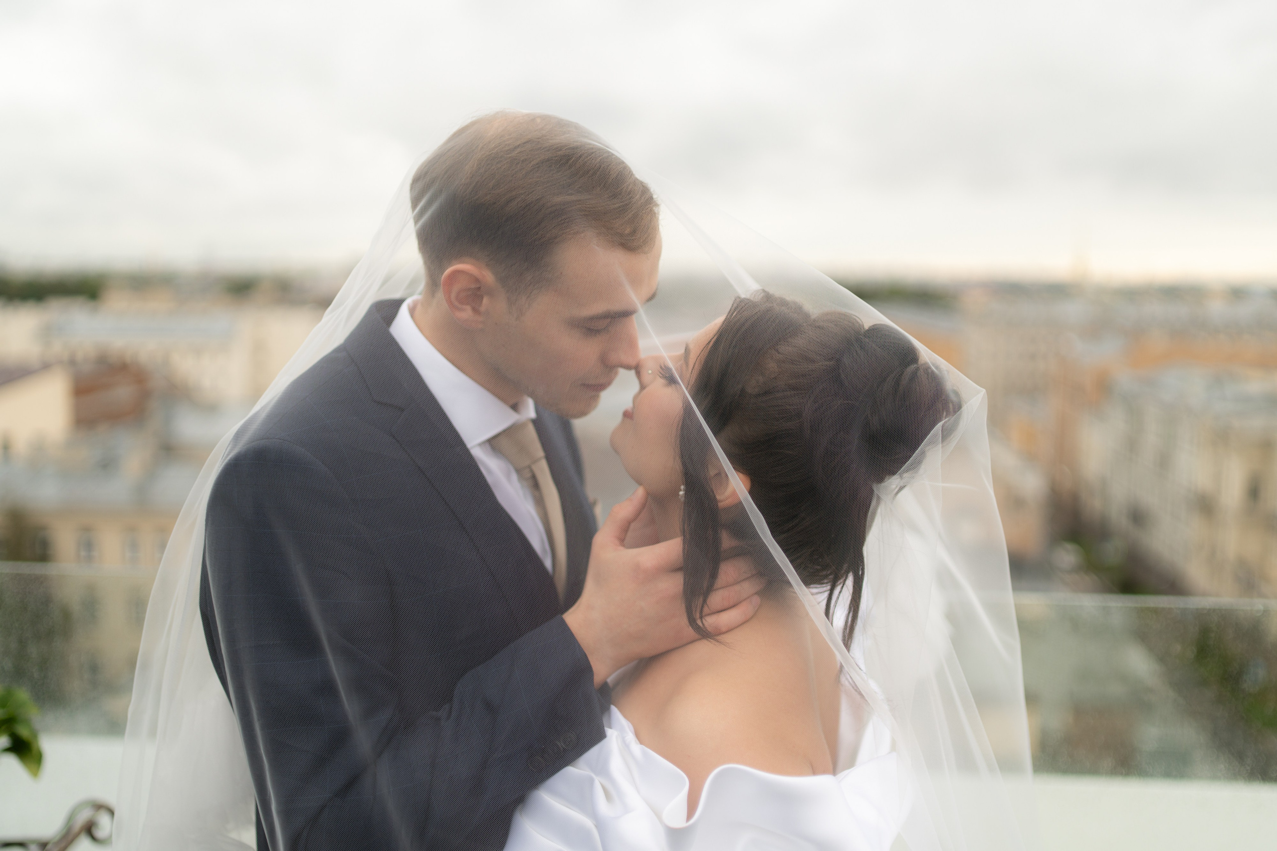 Сборы в отеле Индиго, съемка в Академии художеств, роспись во дворце бракосочетания№ 2 и банкет Нева Холл. Свадебный фотограф Александр Невский в Санкт-Петербурге