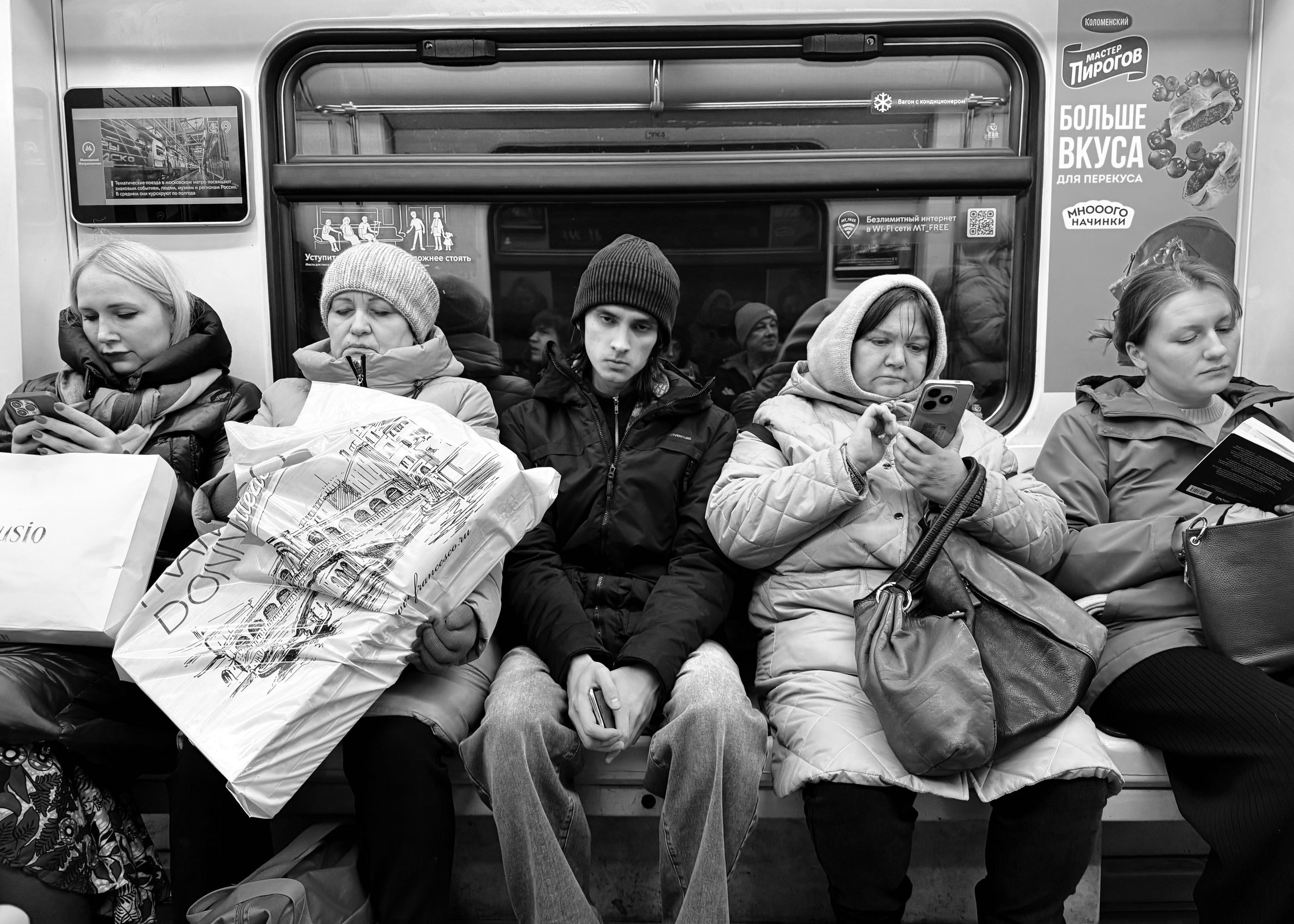 Серия «Метро. Пассажиры времени». ANNA PAVLIKOVSKAYA ЧЕРНО-БЕЛАЯ ФОТОГРАФИЯ — ЭТО Я