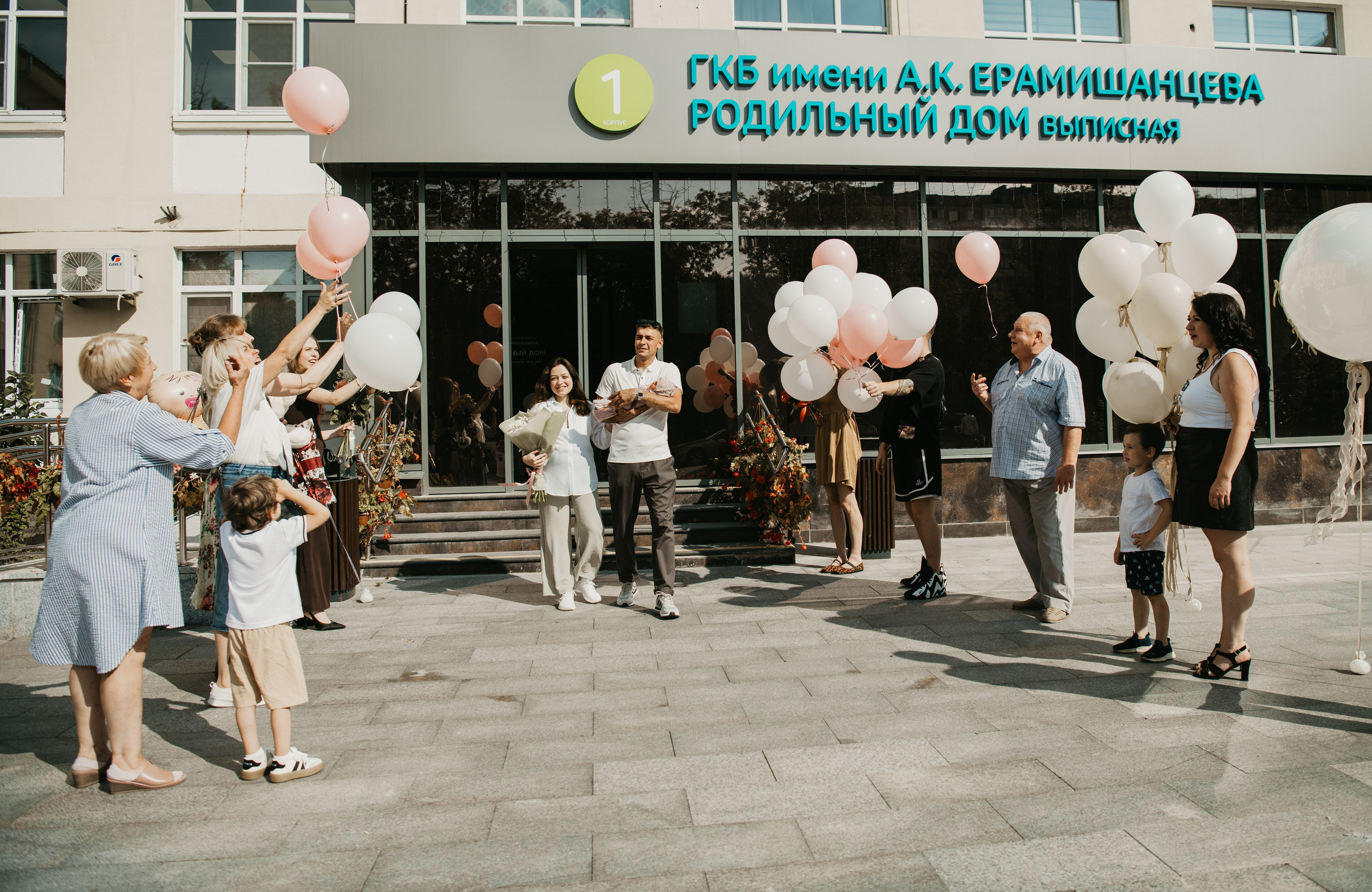 Выписка Ариночки. Ерамишанцква. Фотограф на выписку из роддома в Москве и МО