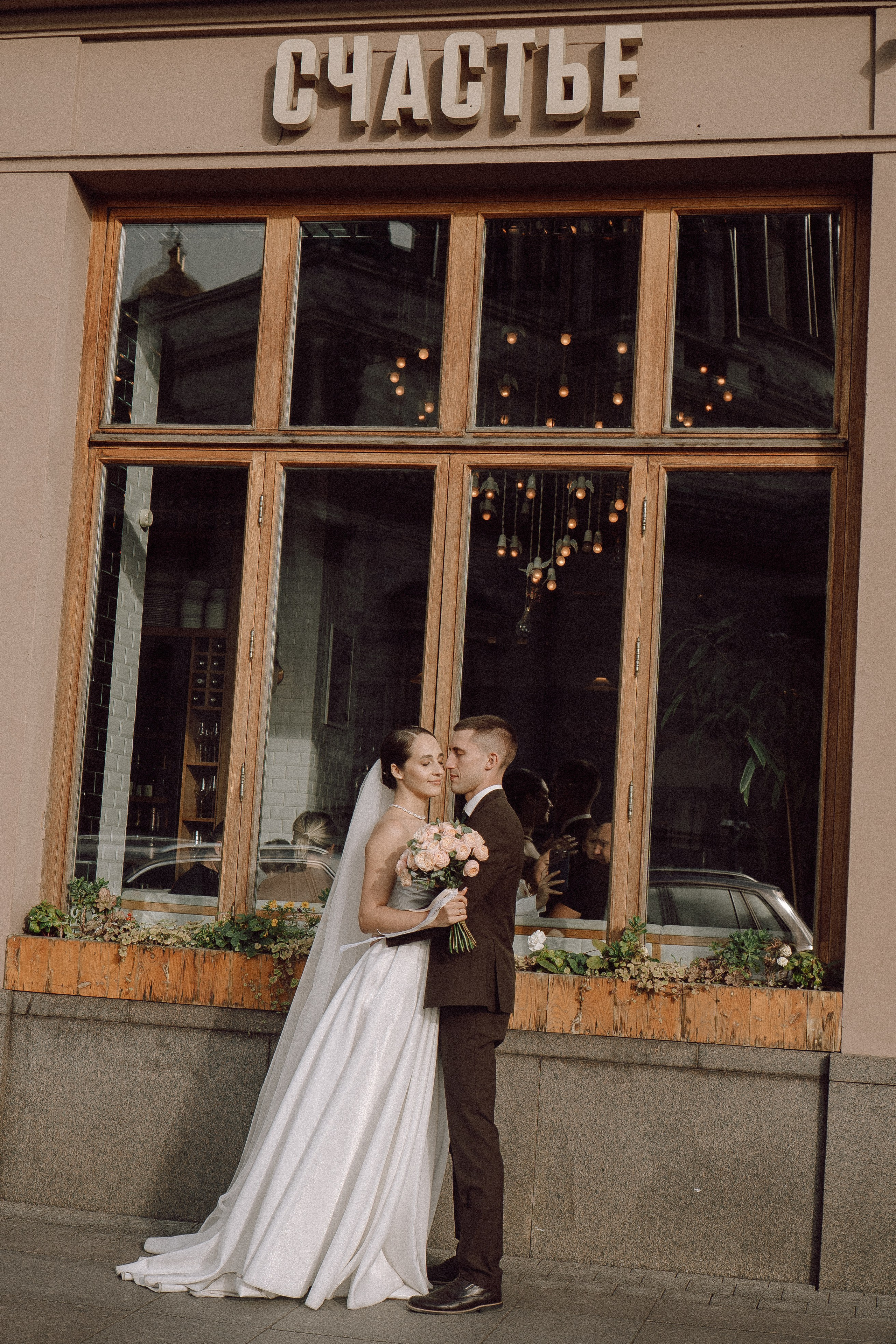 СВАДЕБНАЯ ПРОГУЛКА В САНТК-ПЕТЕРБУРГЕ (ИСАКИЕВСКИЙ СОБОР, ЗИМНЯЯ КАНАВКА, ЭРМИТАЖ И БОЛЬШАЯ МОРСКАЯ УЛИЦА). Профессиональный фотограф, Санкт-Петербург — Виктория Богомолова