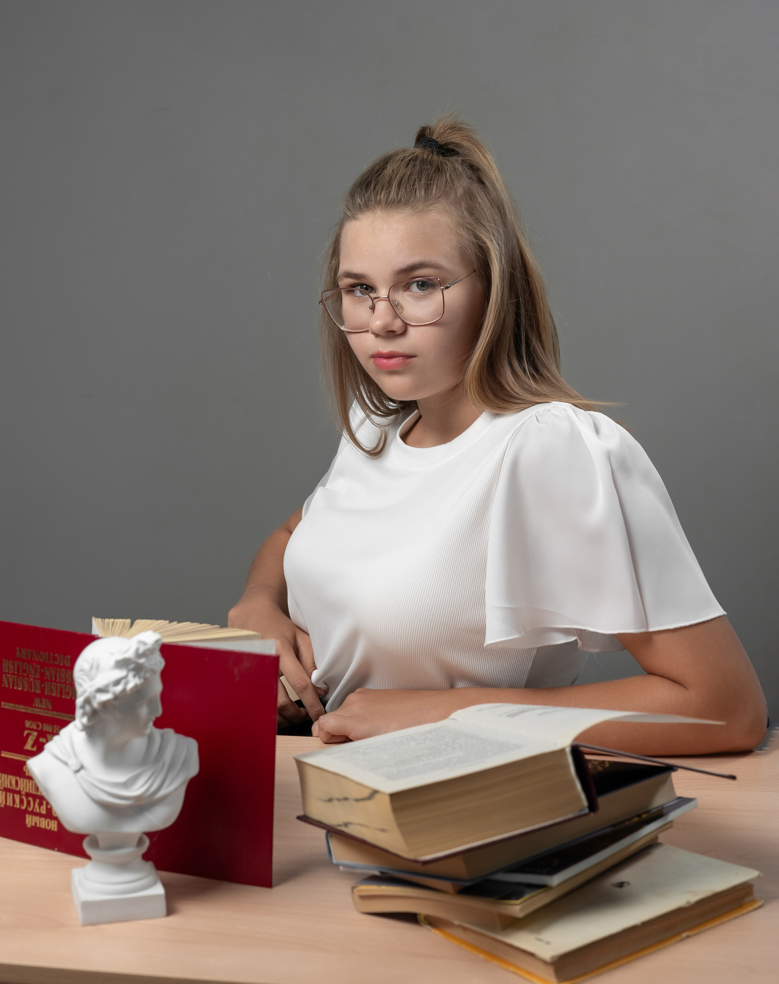 Портреты на сером  фоне. Ольга Плаксина фотограф в Саратове