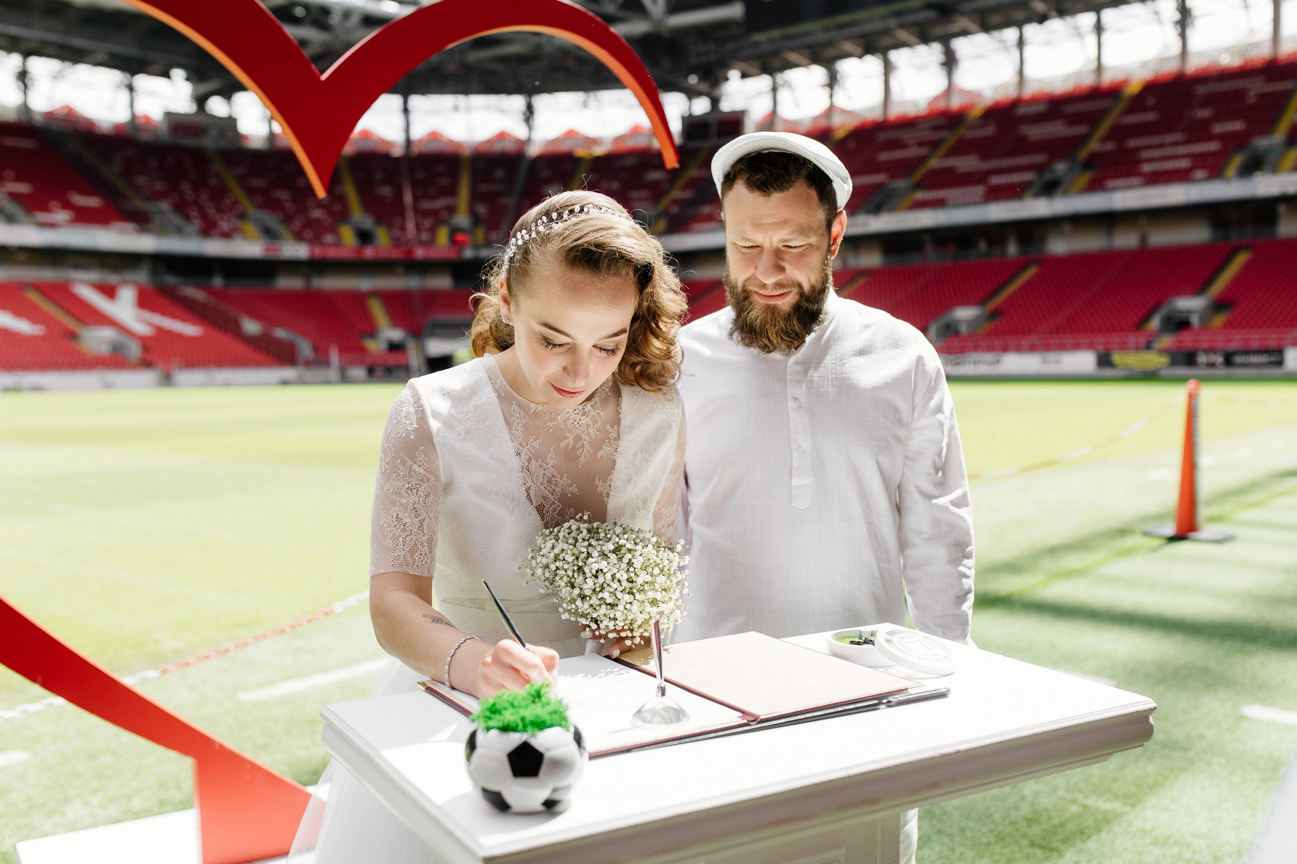 Свадьба на стадионе Спартак Лукойл Арена, свадьба на Северном речном вокзале, свадьба в метро, новые адреса счастья. Свадебный и семейный фотограф Екатерина Иванова