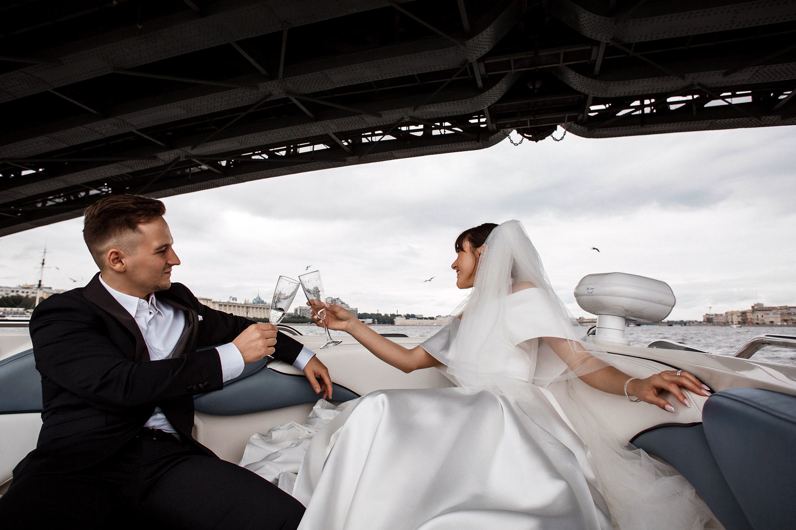 Свадьба на катере. Свадебный фотограф в Санкт-Петербурге Вика Стукачева