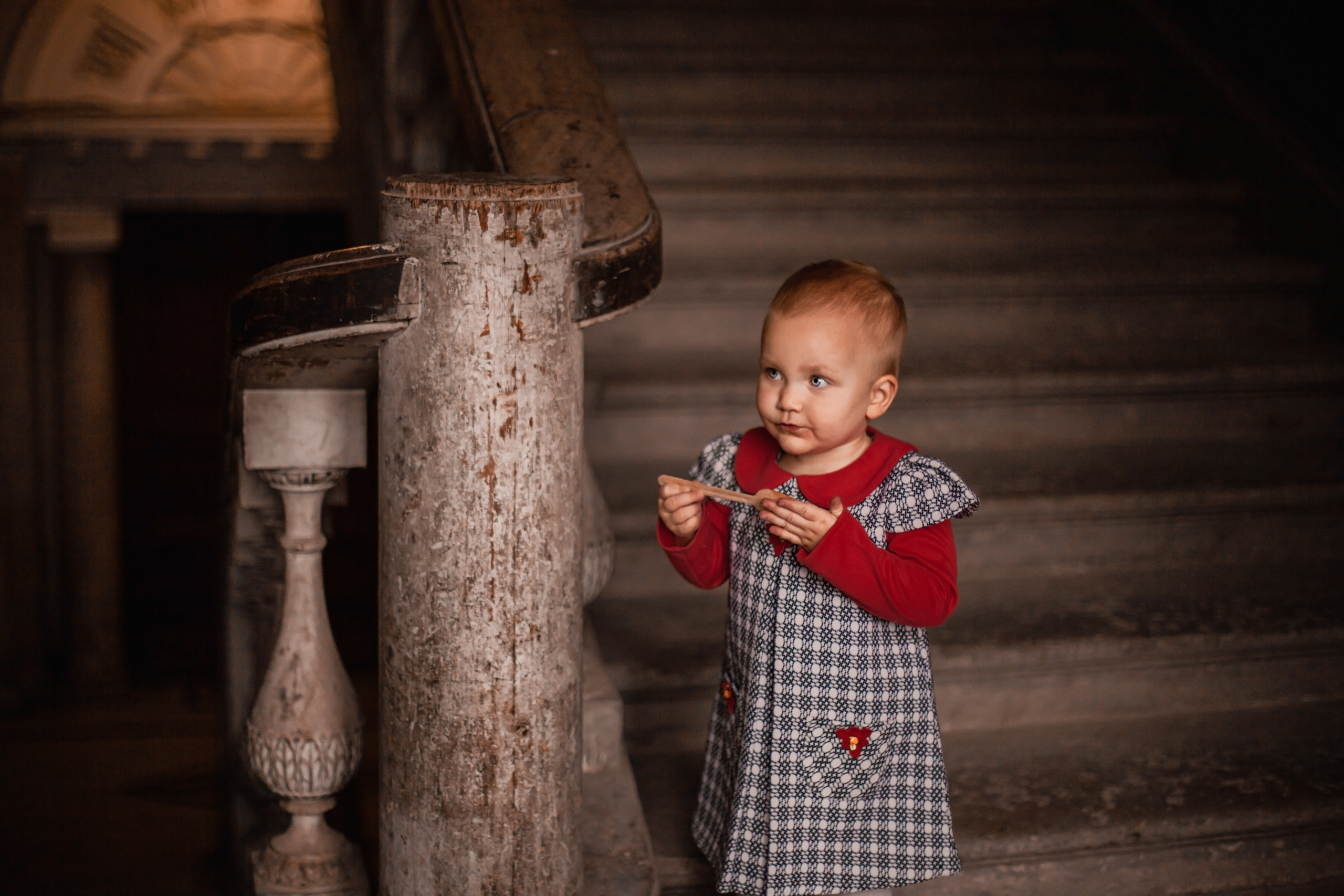 София в петербургской парадной. Фотограф Наталья Яковлева, Санкт-Петербург. Семьи, ньюборн, крещения