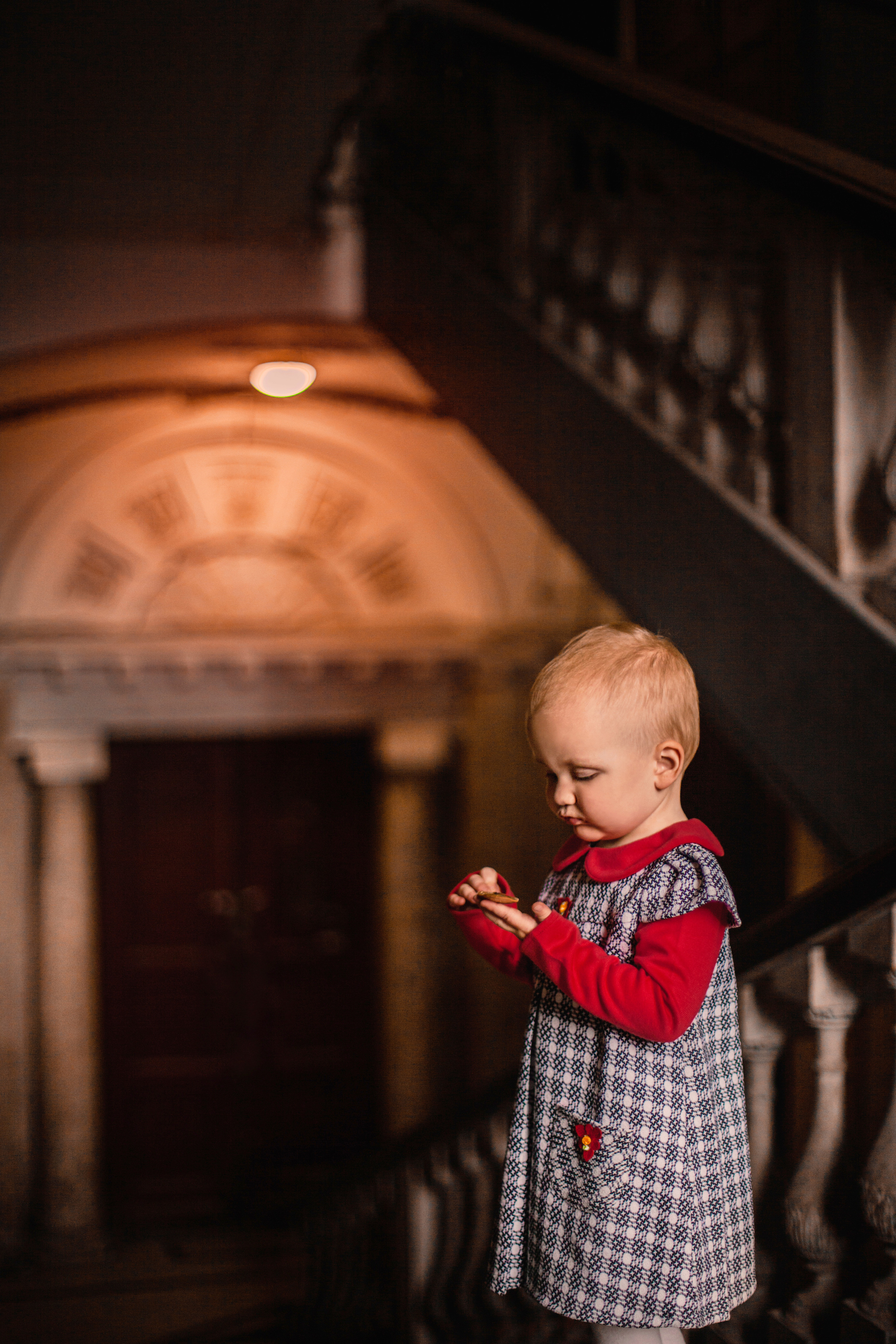 София в петербургской парадной. Фотограф Наталья Яковлева, Санкт-Петербург. Семьи, ньюборн, крещения