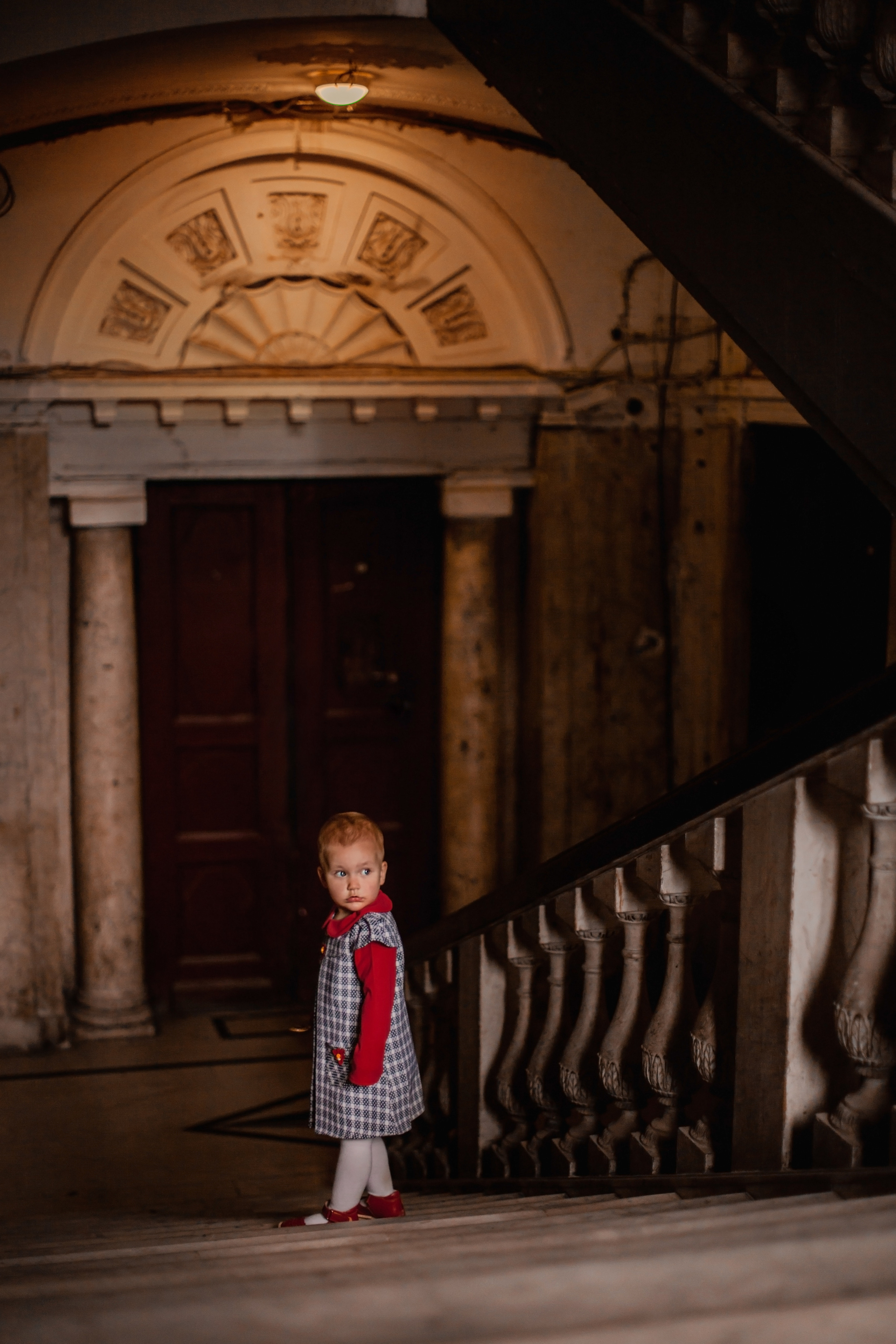 София в петербургской парадной. Фотограф Наталья Яковлева, Санкт-Петербург. Семьи, ньюборн, крещения