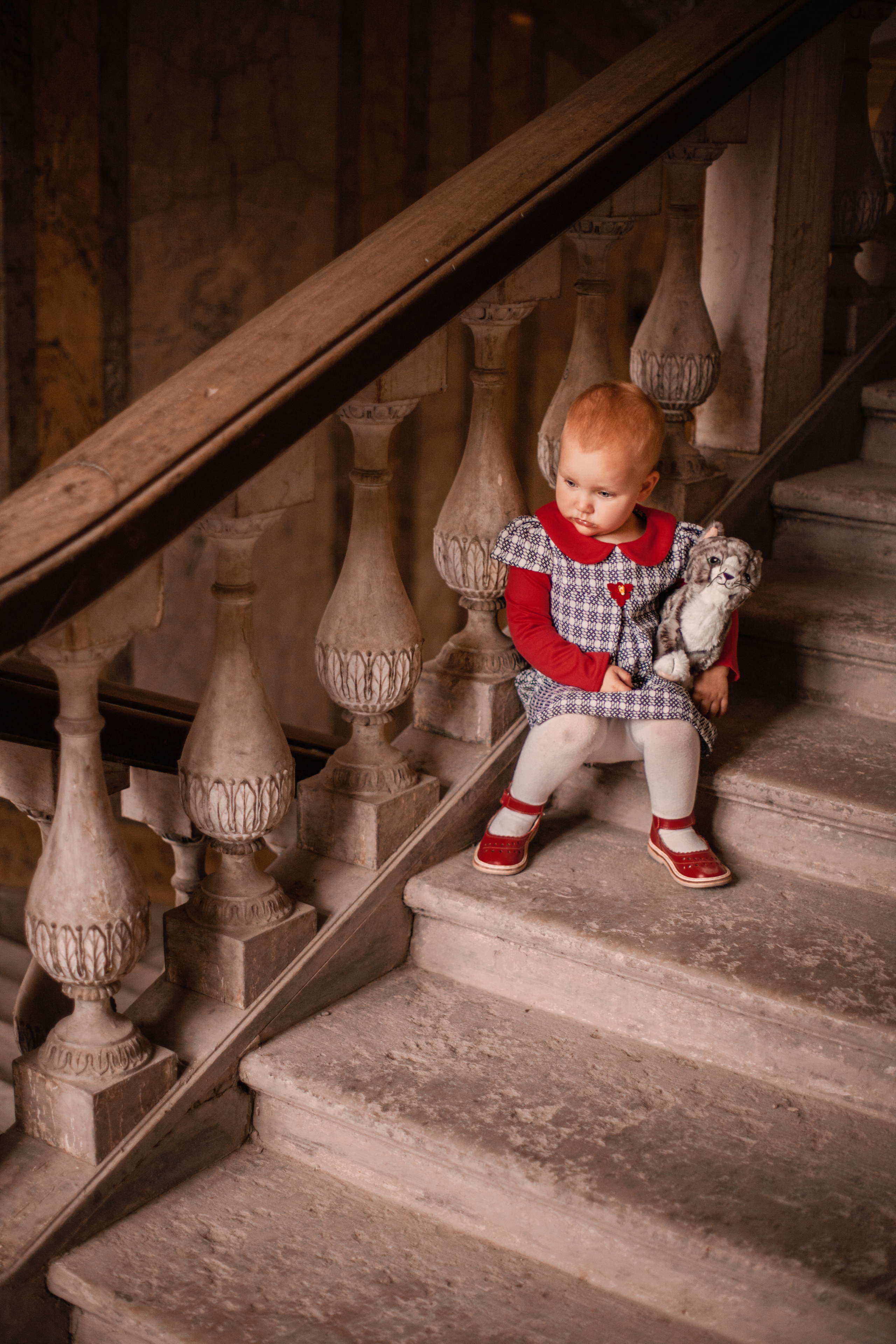 София в петербургской парадной. Фотограф Наталья Яковлева, Санкт-Петербург. Семьи, ньюборн, крещения