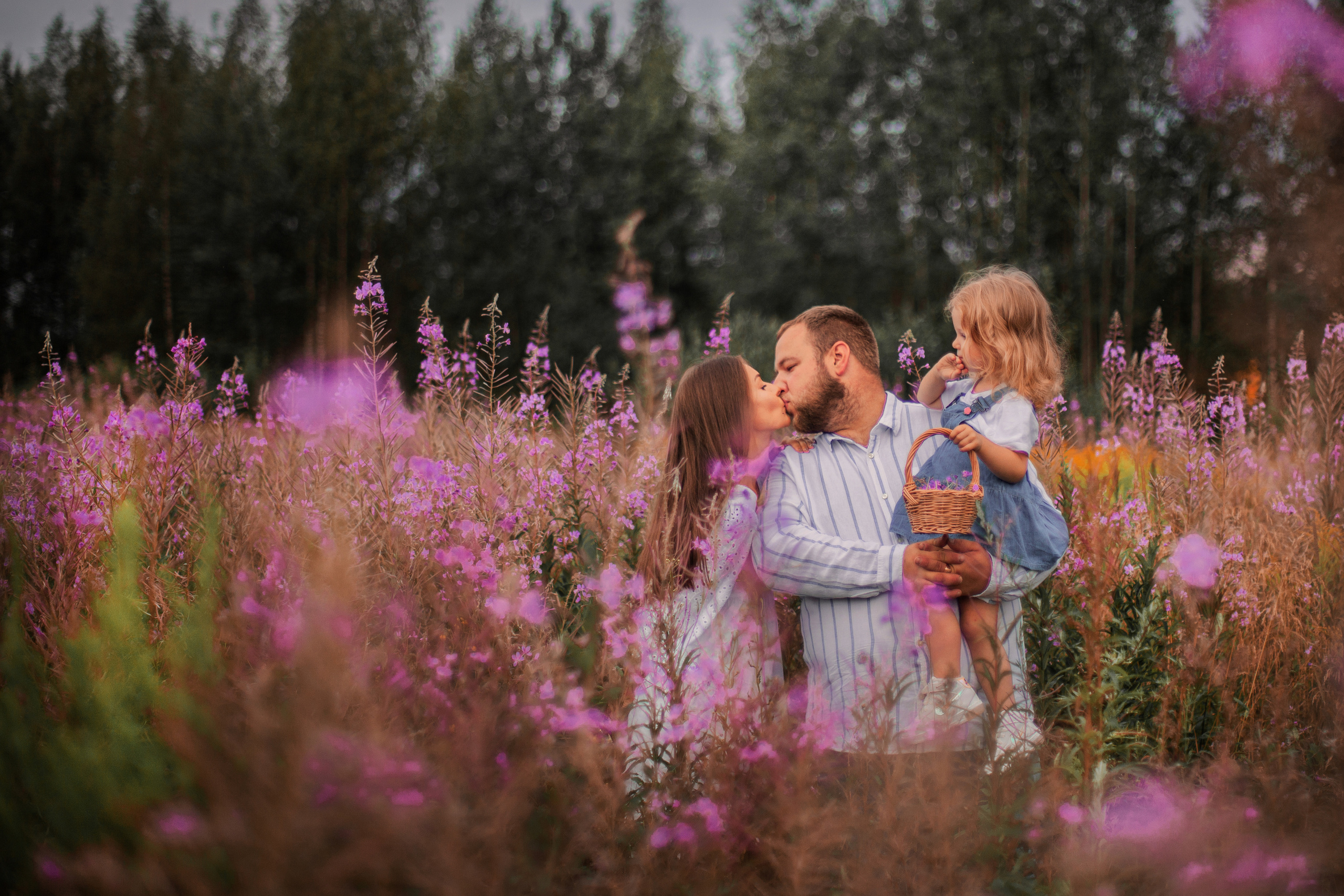 Фотосессия в цветущем поле. Фотограф Наталья Яковлева, Санкт-Петербург. Семьи, ньюборн, крещения
