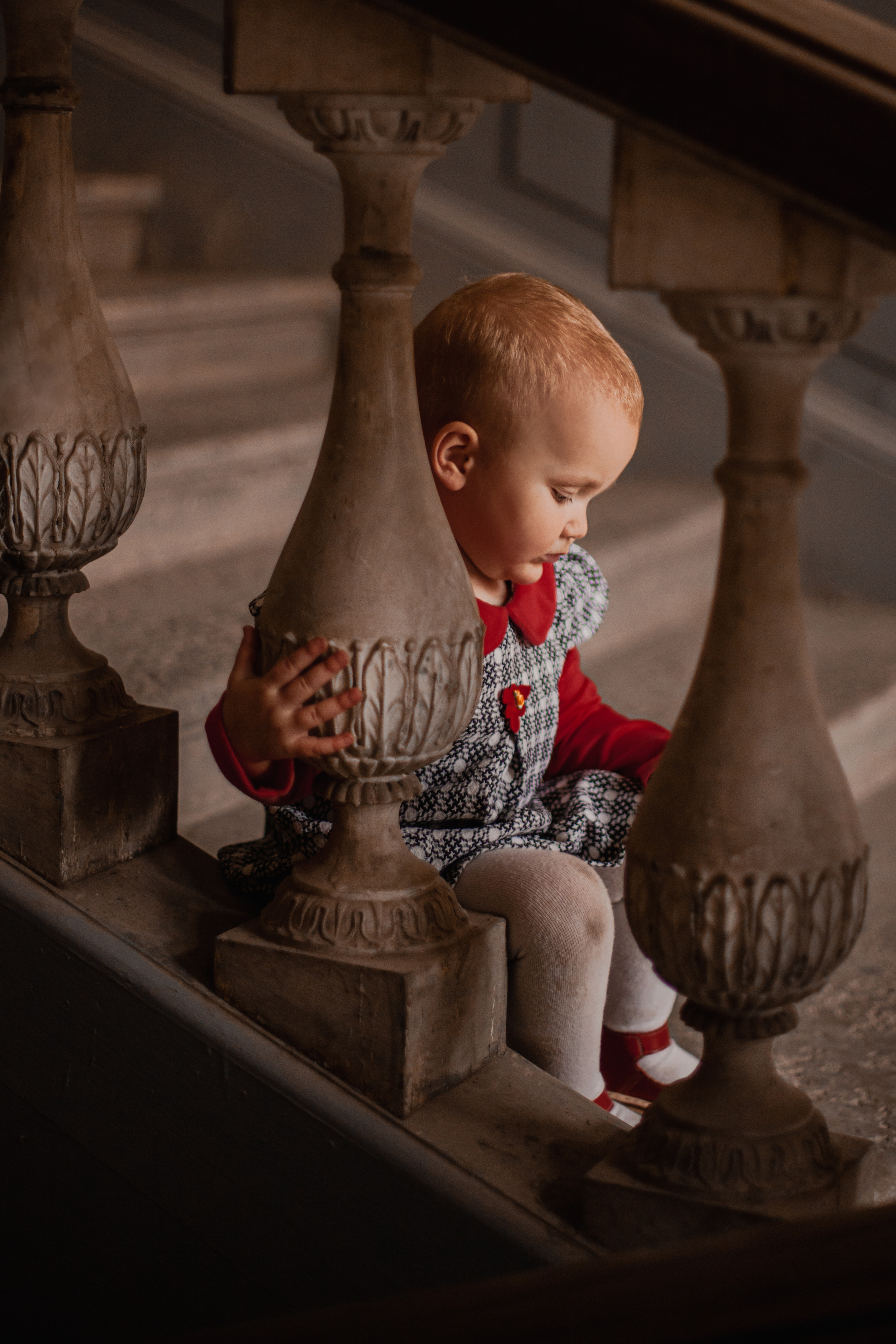 София в петербургской парадной. Фотограф Наталья Яковлева, Санкт-Петербург. Семьи, ньюборн, крещения
