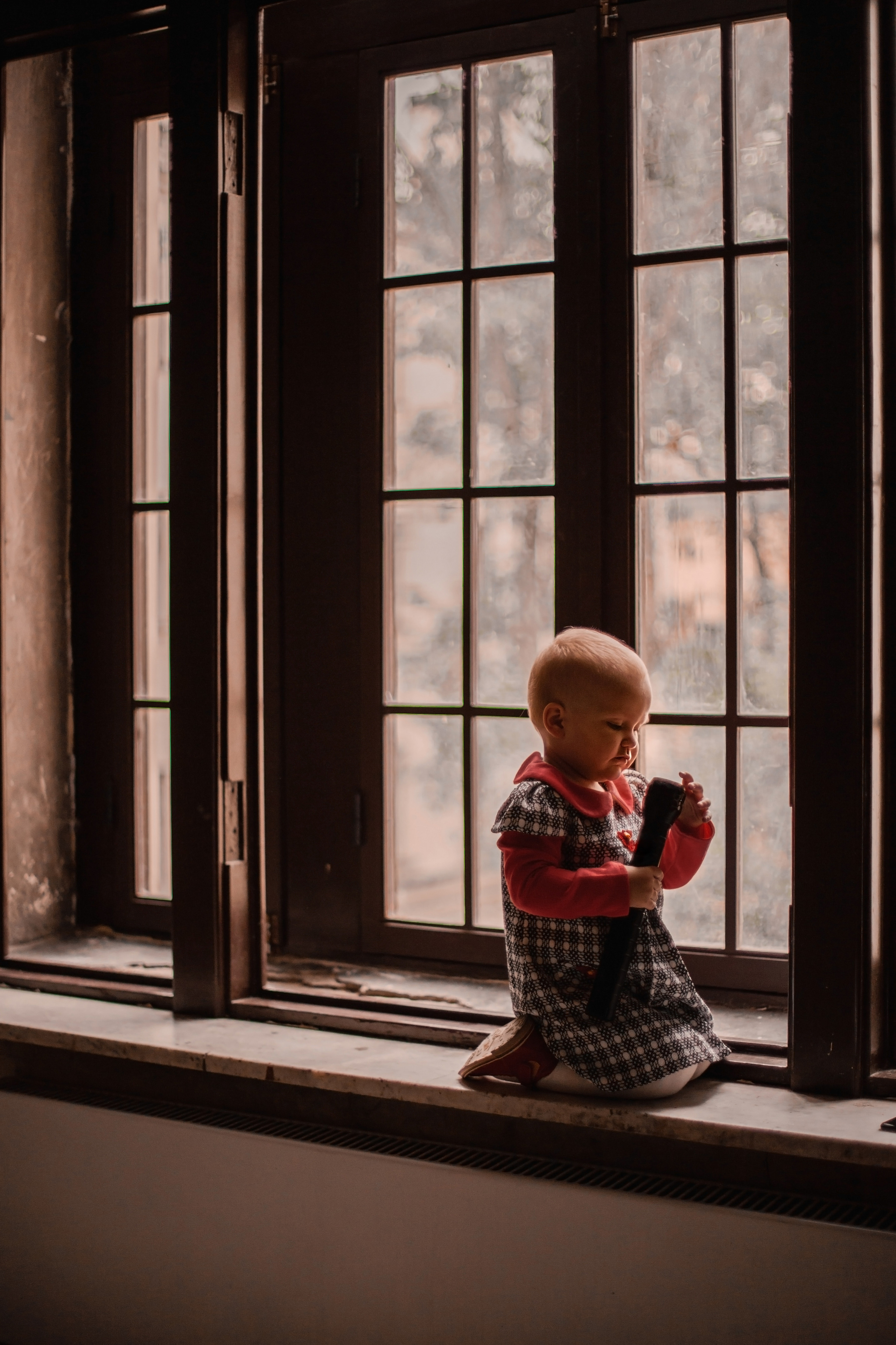 София в петербургской парадной. Фотограф Наталья Яковлева, Санкт-Петербург. Семьи, ньюборн, крещения