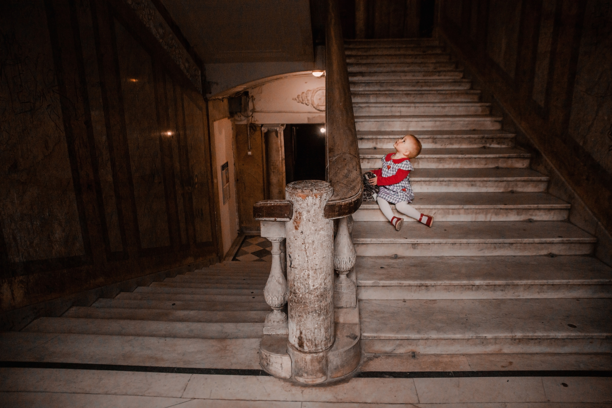 София в петербургской парадной. Фотограф Наталья Яковлева, Санкт-Петербург. Семьи, ньюборн, крещения