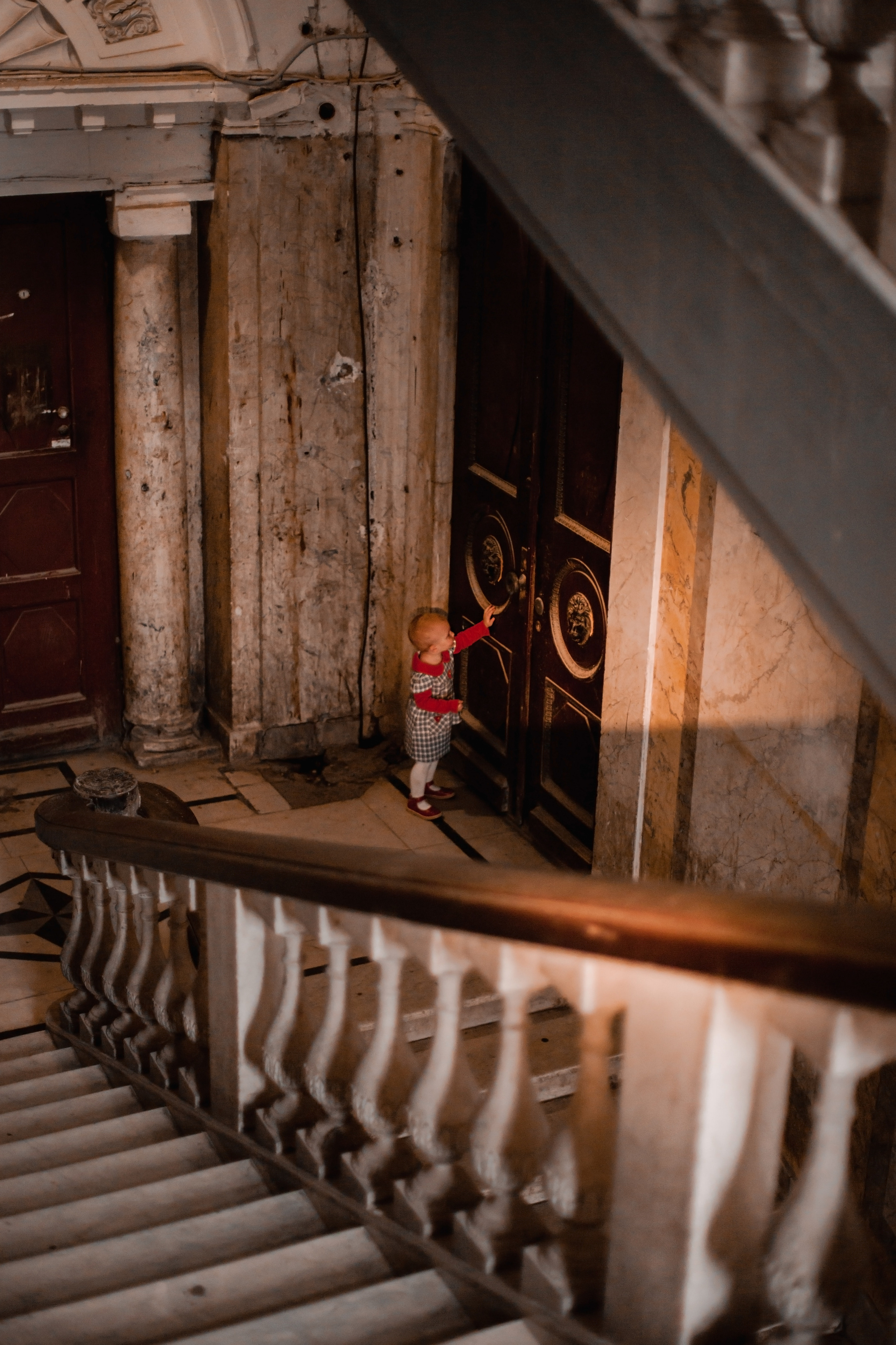 София в петербургской парадной. Фотограф Наталья Яковлева, Санкт-Петербург. Семьи, ньюборн, крещения