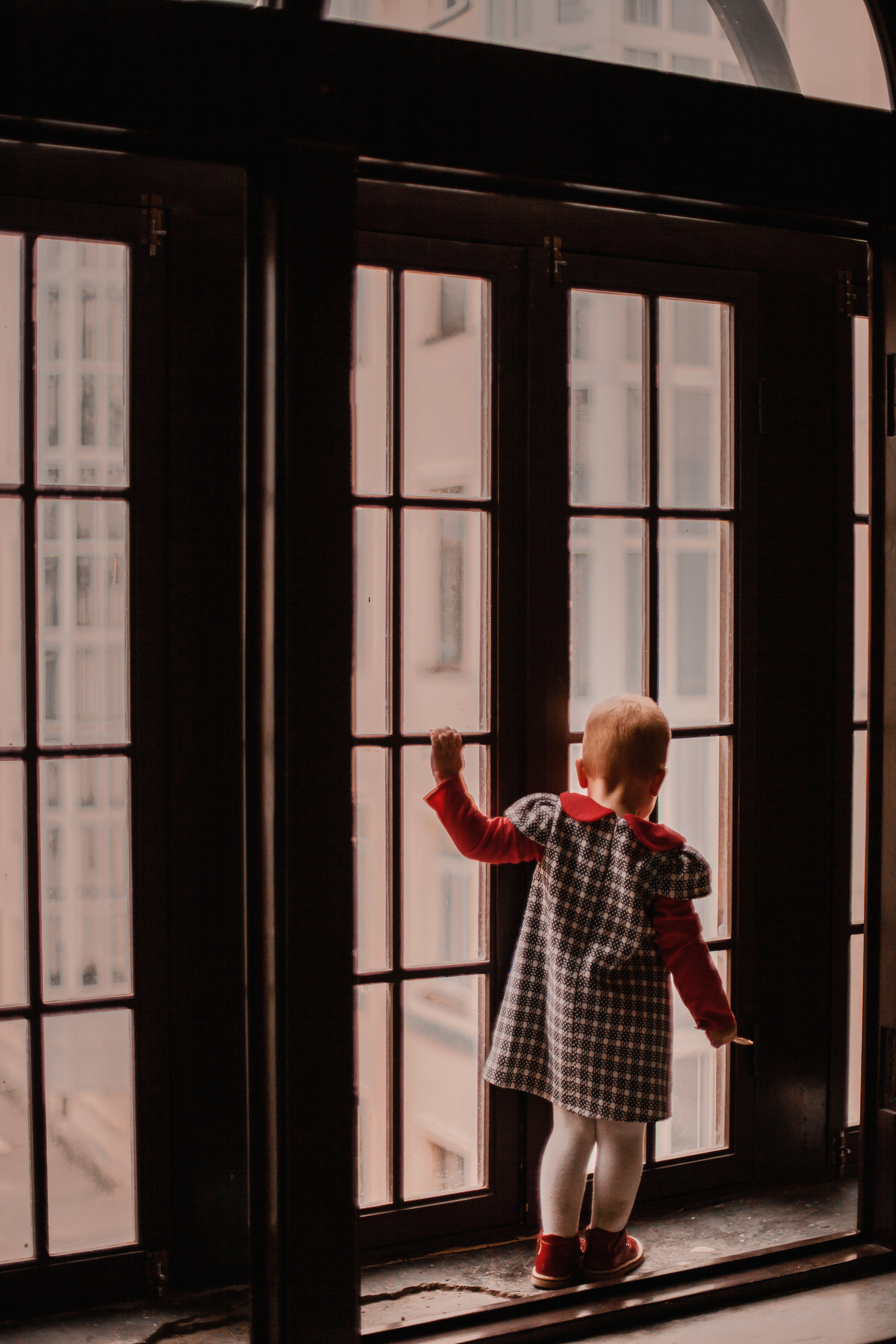 София в петербургской парадной. Фотограф Наталья Яковлева, Санкт-Петербург. Семьи, ньюборн, крещения