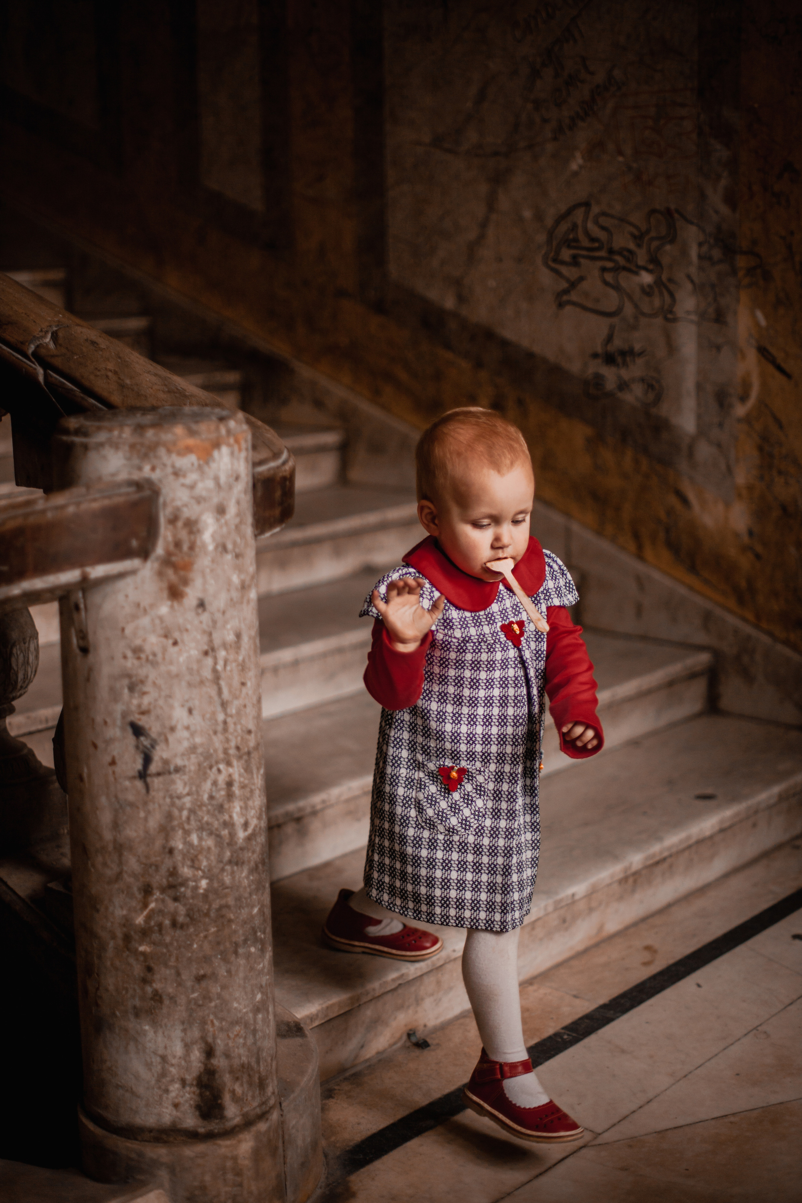 София в петербургской парадной. Фотограф Наталья Яковлева, Санкт-Петербург. Семьи, ньюборн, крещения