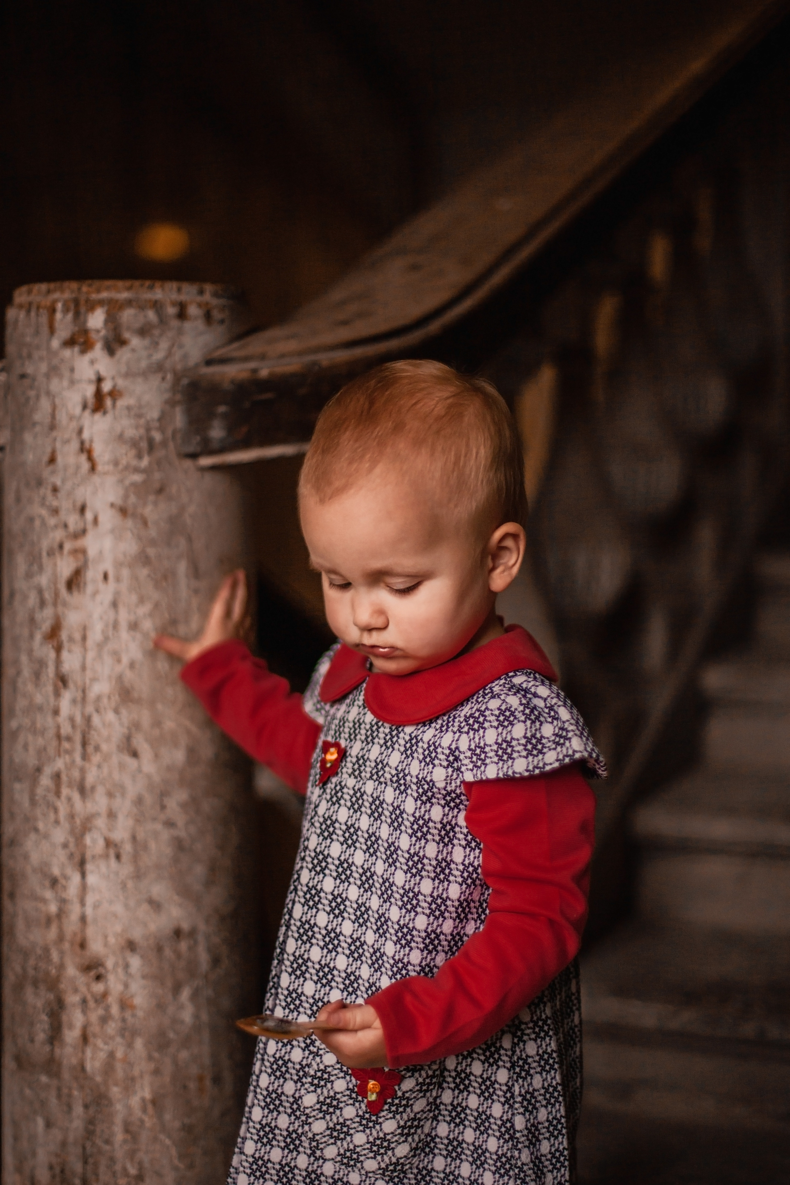 София в петербургской парадной. Фотограф Наталья Яковлева, Санкт-Петербург. Семьи, ньюборн, крещения